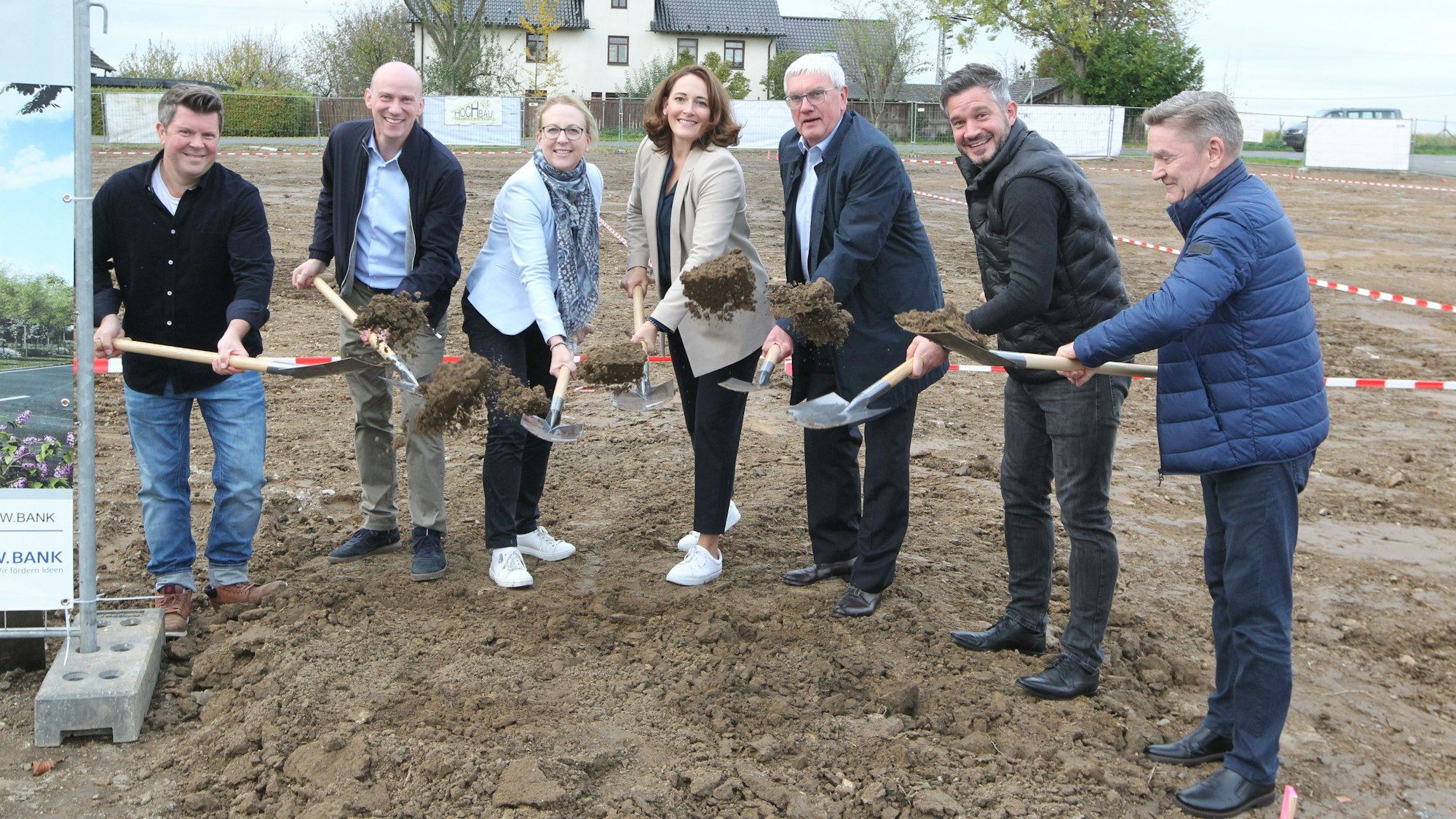 Spatenstich für das Neubaugebiet „Vielfalt in der Krautbitze“ in Seelscheid mit (v.l.) Robert Chalupnik, Markus Duas, Regina Rosenstock, Nicole Berka, Sebastian Schuster, Thomas Maffei und Stefan Franken.