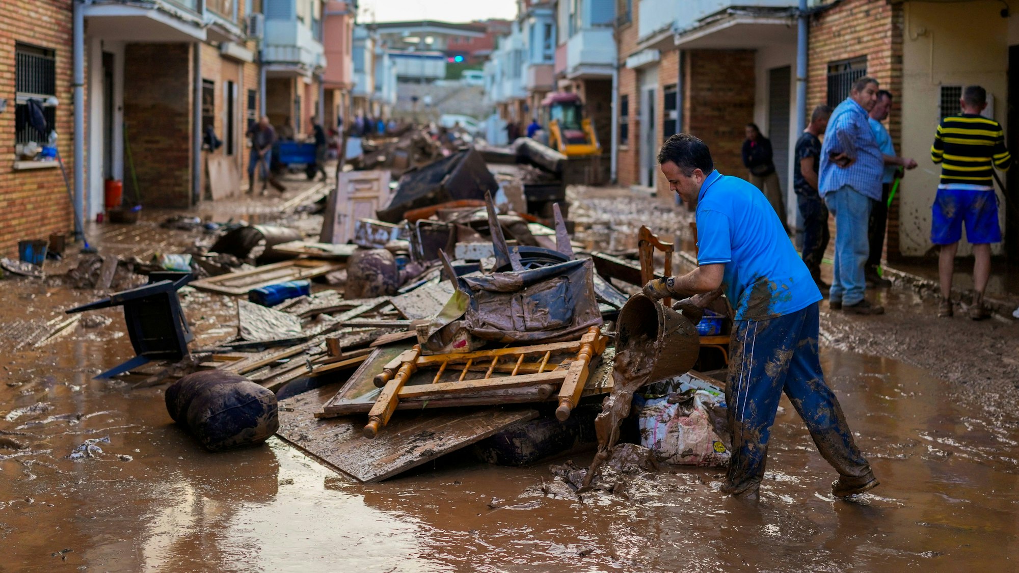 30.10.2024, Spanien, Utiel: Ein Mann reinigt sein von den Überschwemmungen betroffenes Haus.