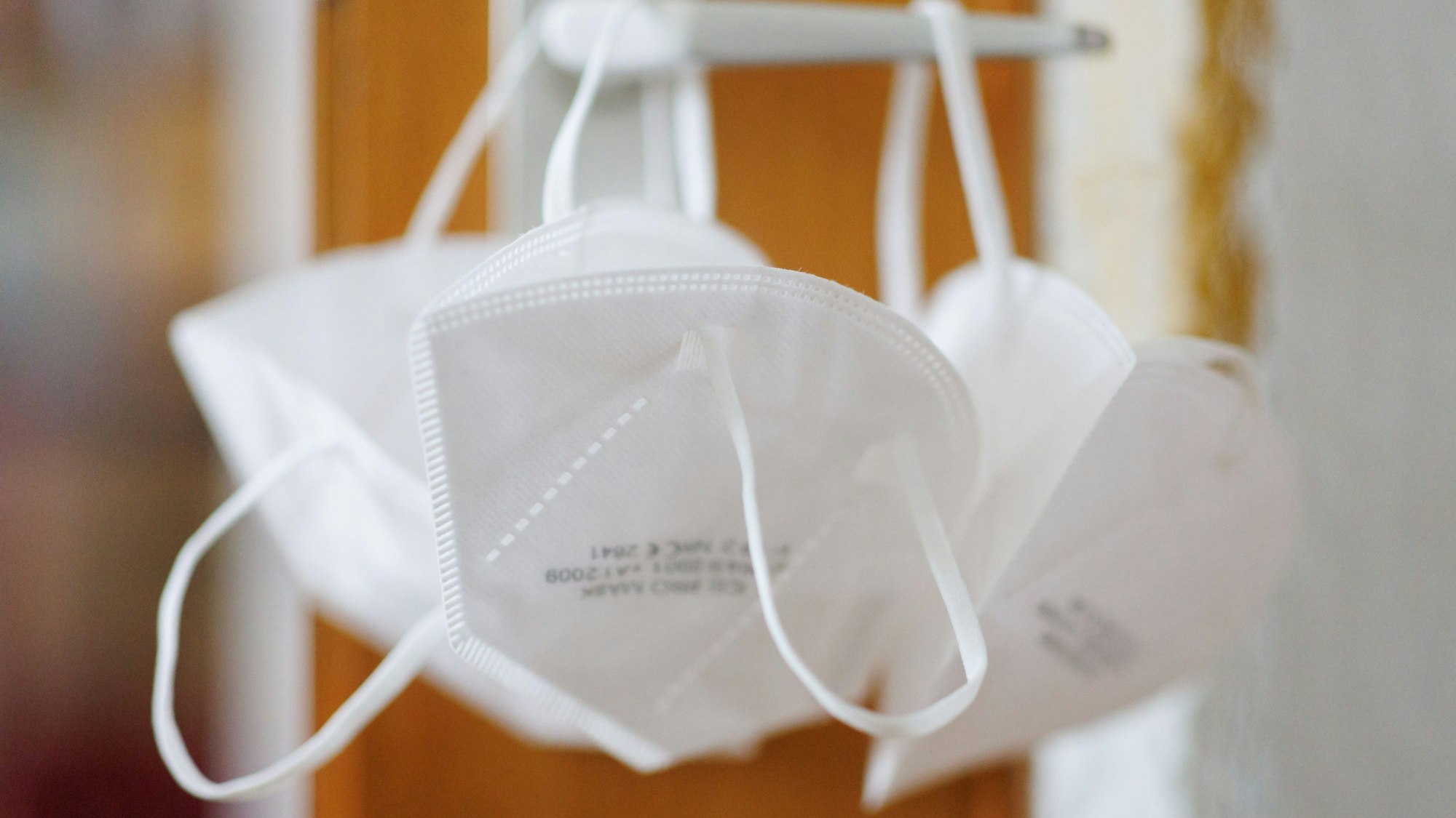 ARCHIV - 12.04.2023, Bayern, Nürnberg: FFP2-Masken hängen an einer Türklinke. (zu dpa: «AfD-Fraktion scheitert mit Klage gegen Corona-Maskenpflicht») Foto: Daniel Karmann/dpa +++ dpa-Bildfunk +++