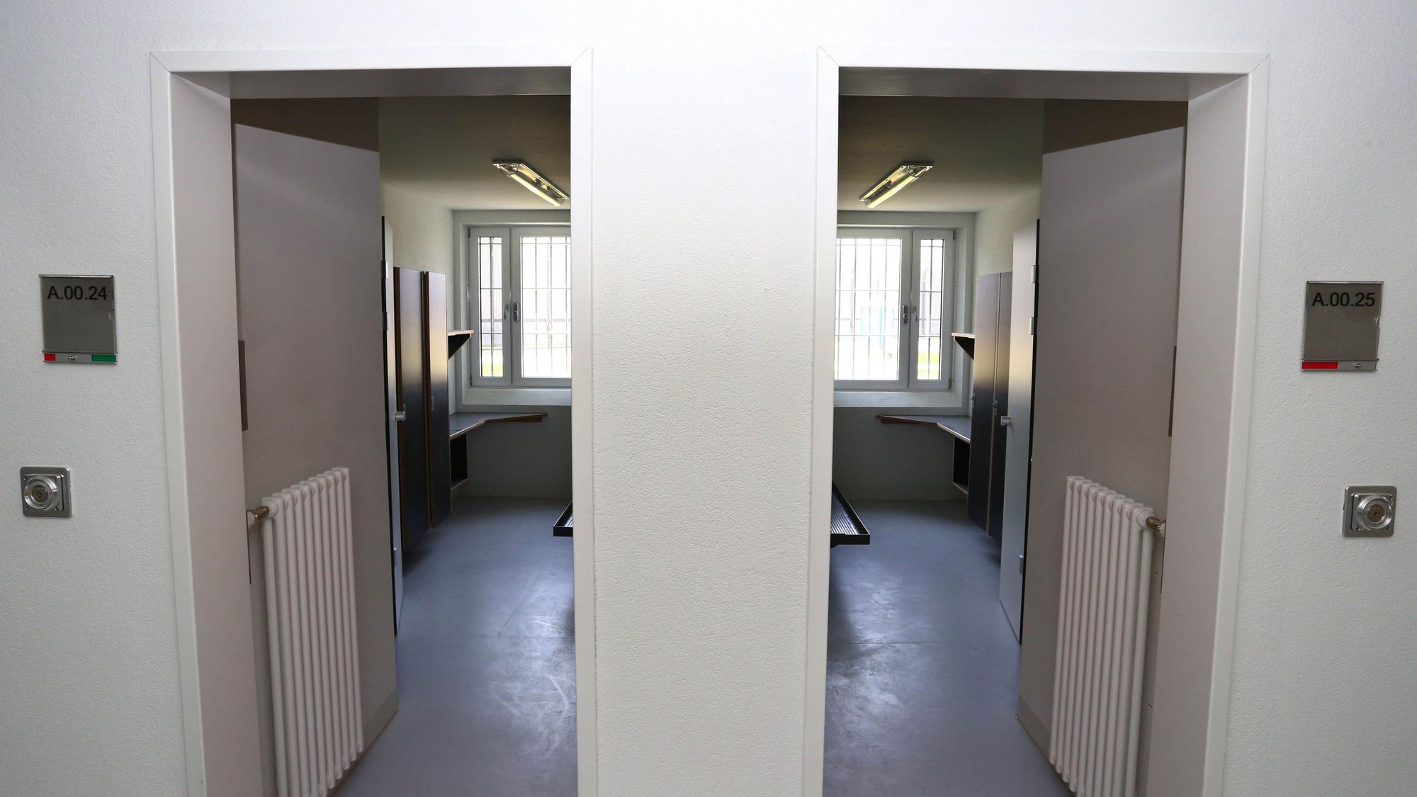 Blick in zwei Einzelzellen des Neubaus der Justizvollzugsanstalt Augsburg-Gablingen (Bayern).