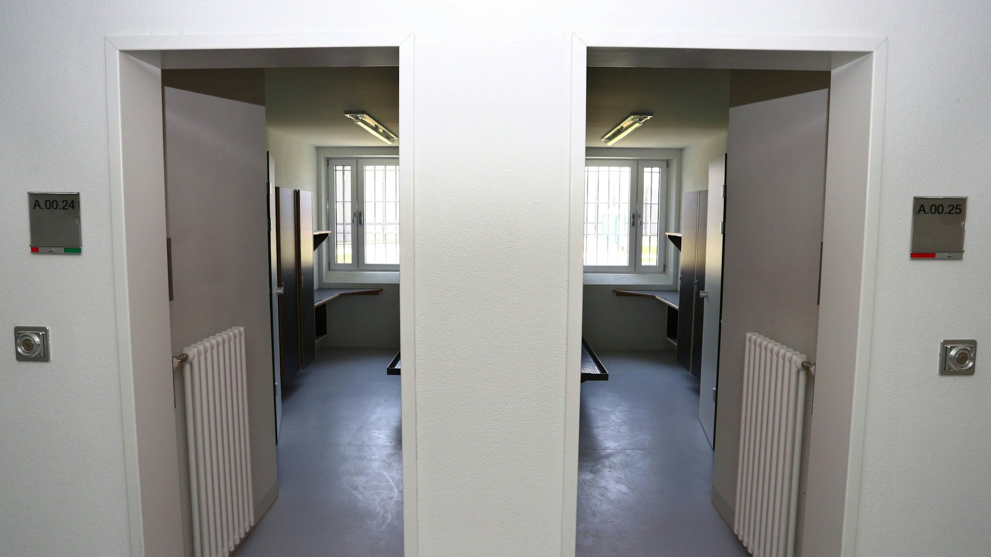 Blick in zwei Einzelzellen des Neubaus der Justizvollzugsanstalt Augsburg-Gablingen (Bayern).