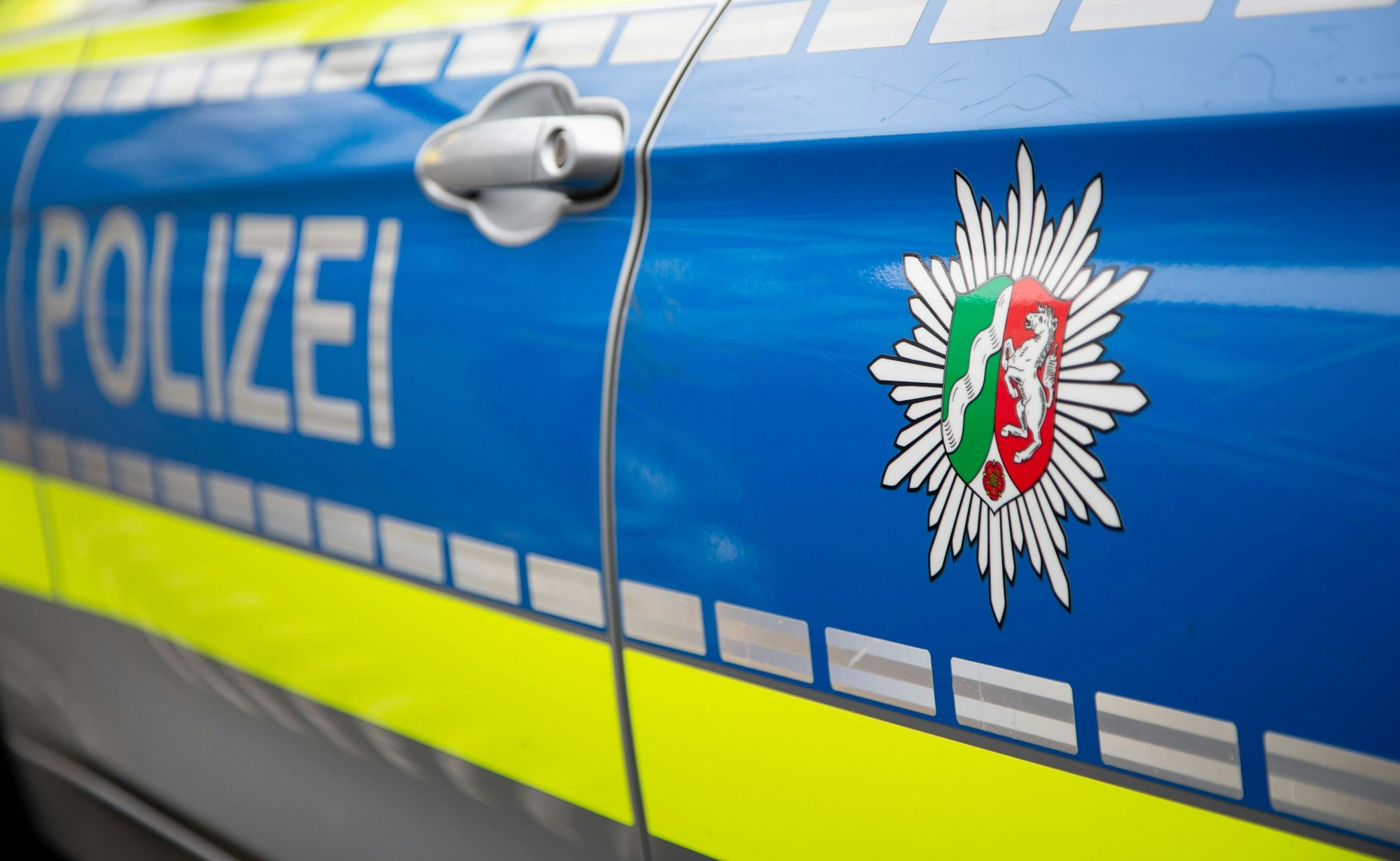 Das Foto zeigt ein Einsatzfahrzeug mit dem Schriftzug Polizei.