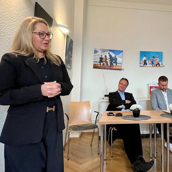 Brautmodenhändlerin Susanna Lavore spricht bei einem Pressetermin zu verkaufsoffenen Sonntagen in Leverkusen.