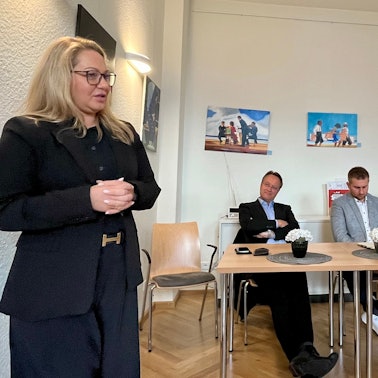 Brautmodenhändlerin Susanna Lavore spricht bei einem Pressetermin zu verkaufsoffenen Sonntagen in Leverkusen.