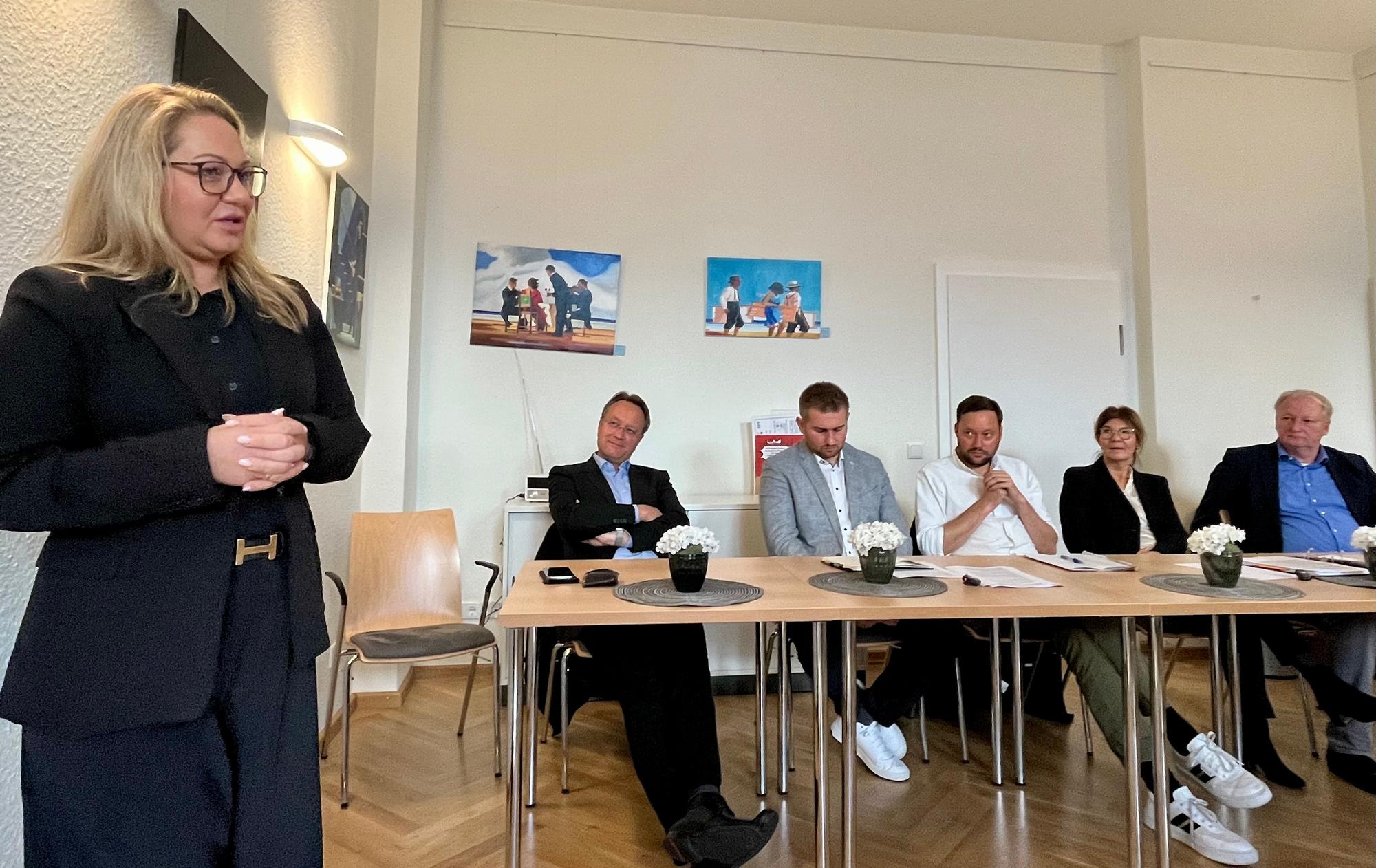 Brautmodenhändlerin Susanna Lavore spricht bei einem Pressetermin zu verkaufsoffenen Sonntagen in Leverkusen.