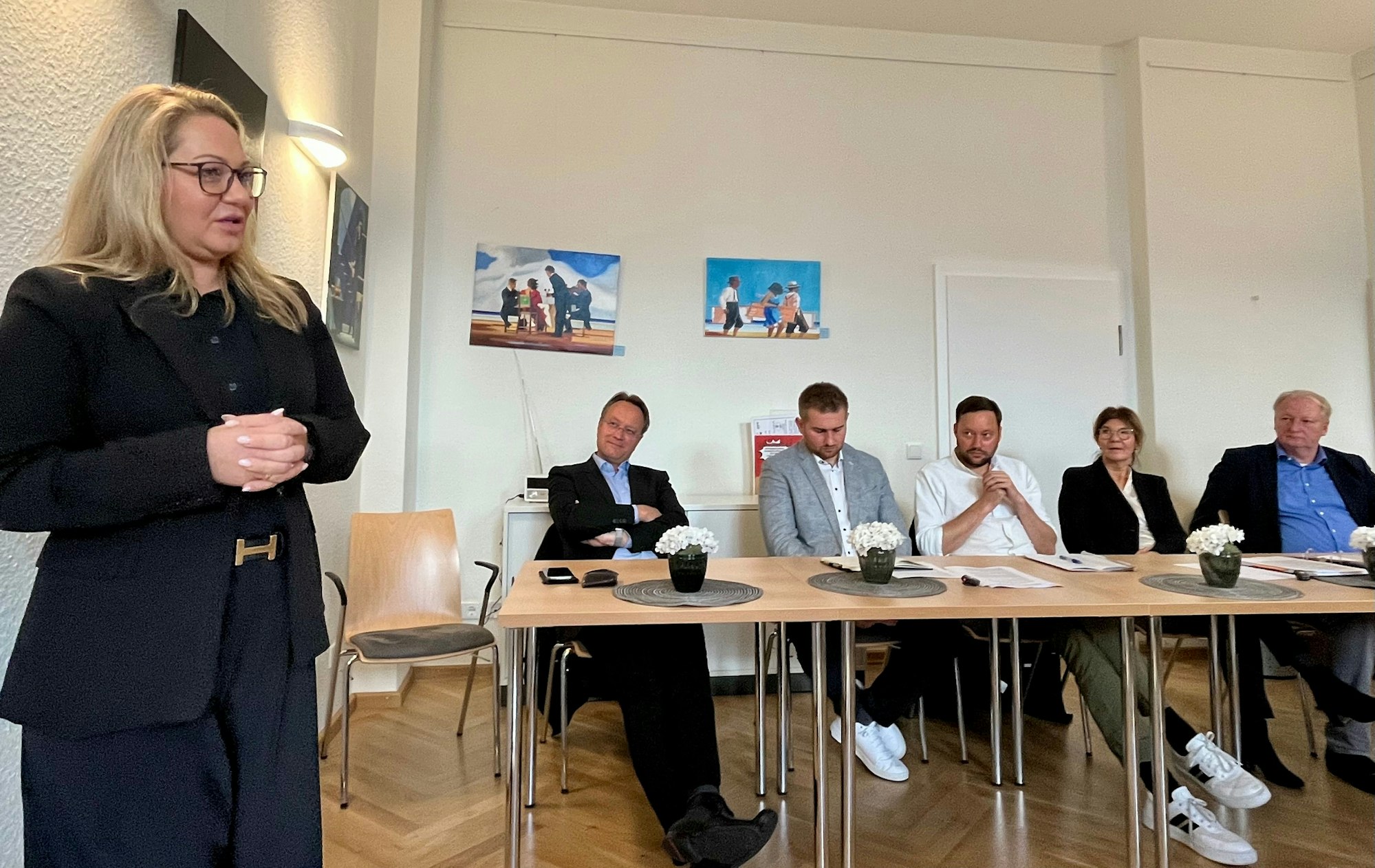 Brautmodenhändlerin Susanna Lavore spricht bei einem Pressetermin zu verkaufsoffenen Sonntagen in Leverkusen.