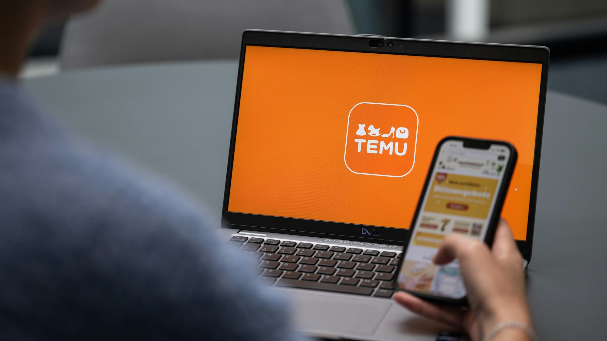 29.08.2023, Berlin: Blick auf einen Laptop mit dem Logo der App Temu (gestellte Szene). Mit seinen Billigangeboten schwimmt der Online-Marktplatz aus China in Deutschland auf einer Erfolgswelle.