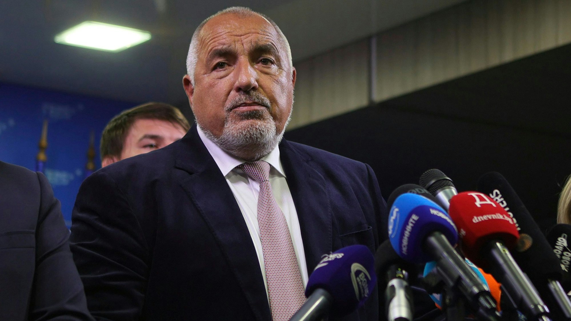 27.10.2024, Bulgarien, Sofia: Boiko Borissow, Parteivorsitzender der GERB und ehemaliger bulgarischer Ministerpräsident, spricht während einer Pressekonferenz, nachdem die Exit Polls zeigen, dass er der wahrscheinliche Gewinner der bulgarischen Wahlen ist. Bei der vorgezogenen Parlamentswahl in Bulgarien liegen ersten Prognosen zufolge prowestliche Parteien vorn. Foto: Valentina Petrova/AP/dpa +++ dpa-Bildfunk +++