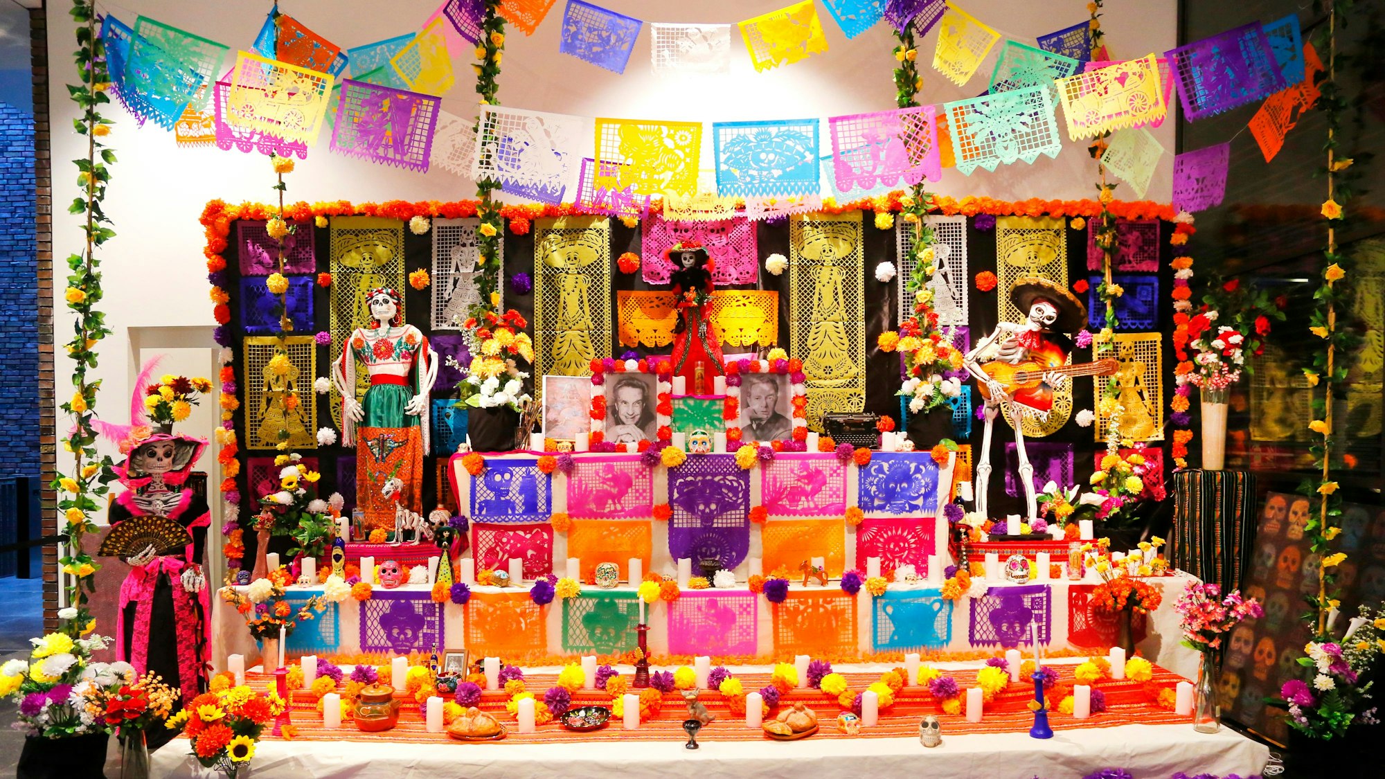 Mexikanischer Totenaltar zum Dia de los Muertos im Rautenstrauch-Joest-Museum.
