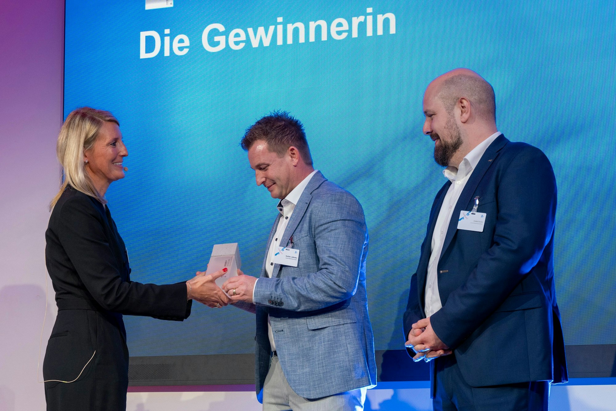 29.10.2024, Köln: WIRTSCHAFTSPREIS RHEINLAND | Kategorie 4: Gründung - Finalisten: comdaily / Urania Theater
Gewinnerin: boVest Deutschland GmbH
Laudatorin: Nina Luig, GF Köln-Düsseldorfer Deutsche Rheinschifffahrt GmbH
Empfänger: Bastian Lublinsky, Gründer und Daniel Streitz, Partner. Wirtschaftsnacht Rheinland 2024. Foto: Uwe Weiser