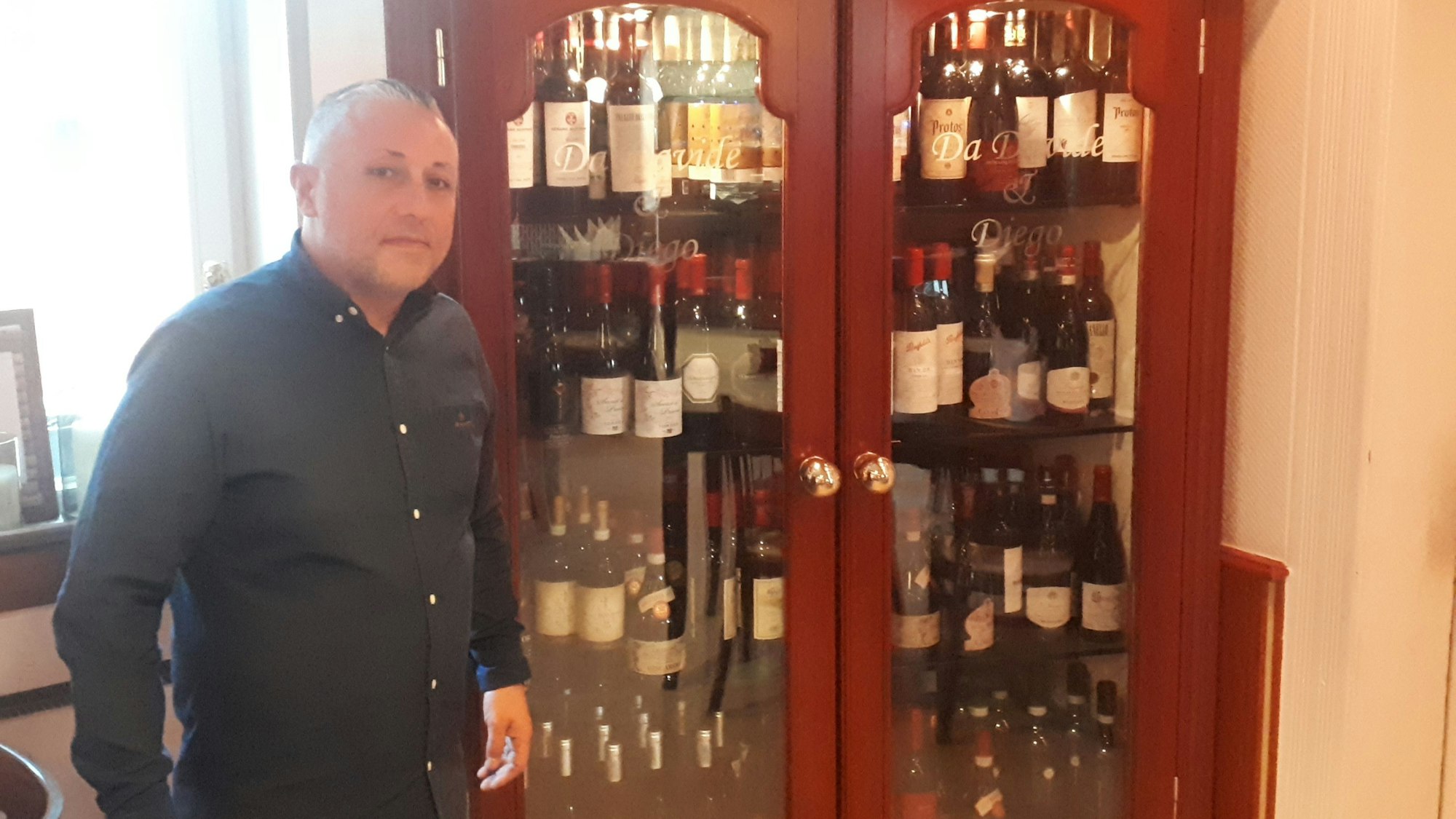 Luigi Raspa vom "Laternchen" vor seinem Weinregal.