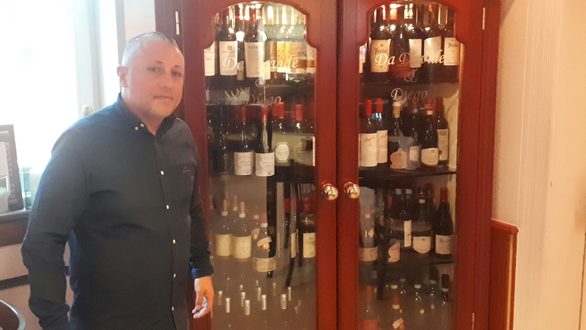 Luigi Raspa vom "Laternchen" vor seinem Weinregal.