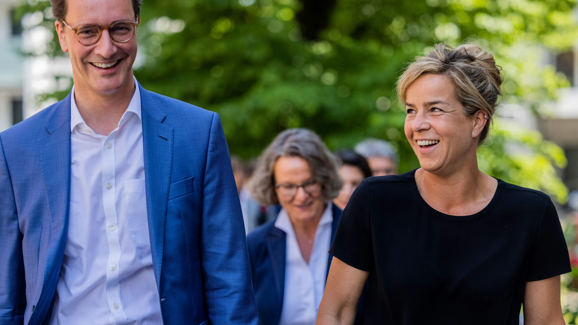 Auf dem Foto sind NRW-Ministerpräsident Hendrik Wüst von der CDU und Mona Neubaur von den Grünen zu sehen.