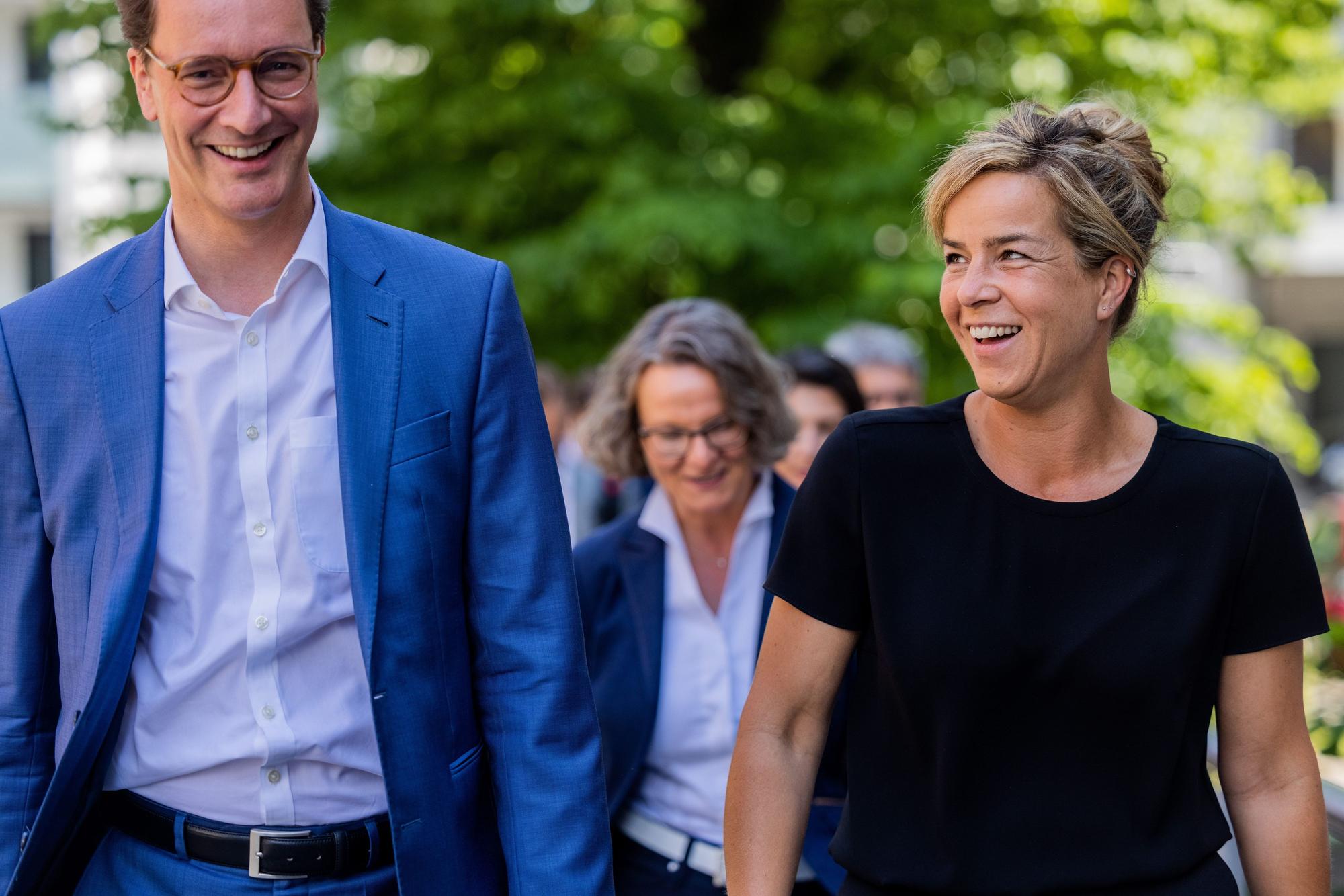 Hendrik Wüst (l, CDU), Ministerpräsident von Nordrhein-Westfalen, und NRW-Wirtschaftsministerin Mona Neubaur (Grüne) haben in den USA für dem Wirtschaftsstandort NRW geworben