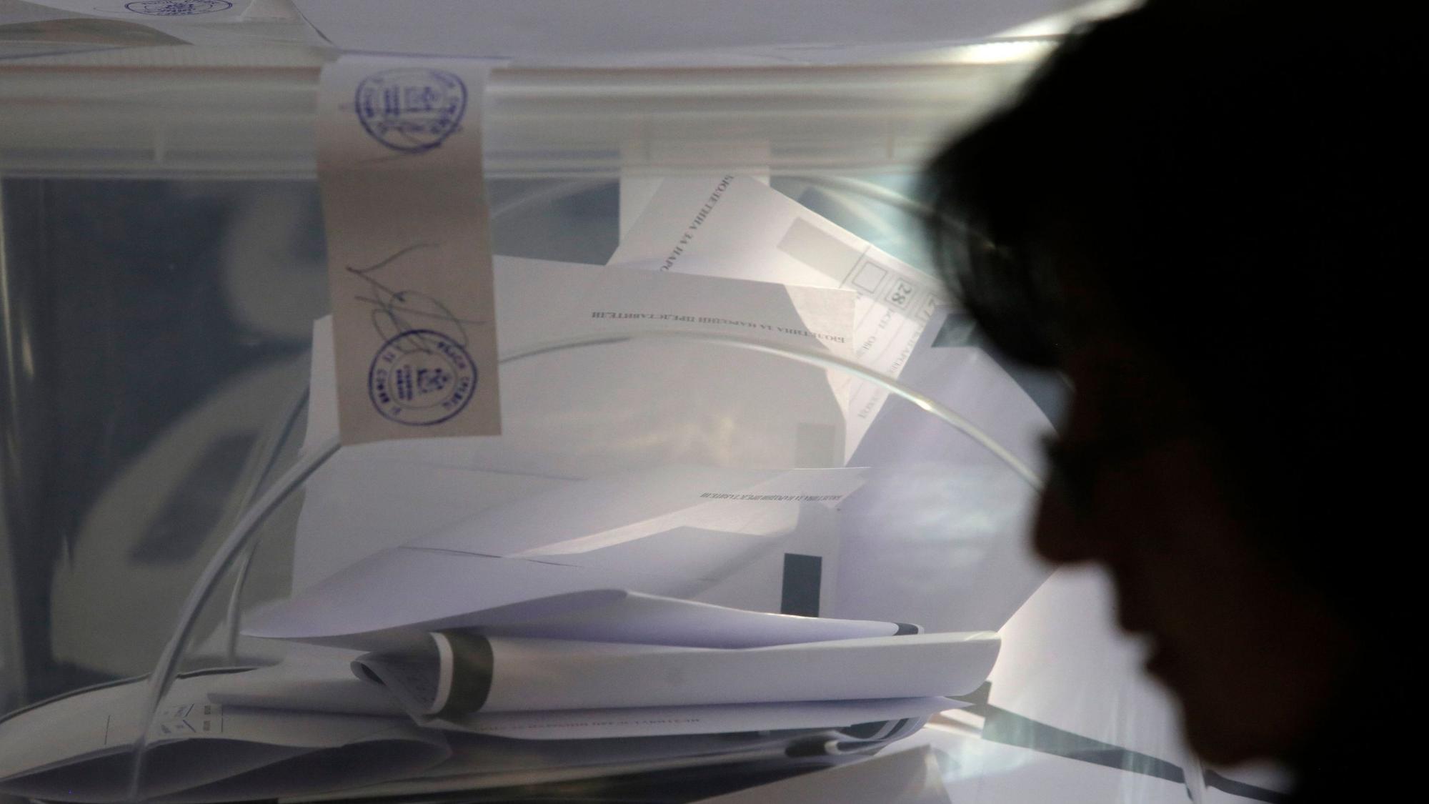 Eine Person geht am 27. Oktober 2024 an einer Box mit Stimmzetteln vorbei in einem Wahllokal in Sofia während der Parlamentswahlen in Bulgarien. Zum siebten Mal innerhalb von dreieinhalb Jahren wird in Bulgarien ein neues Parlament gewählt.