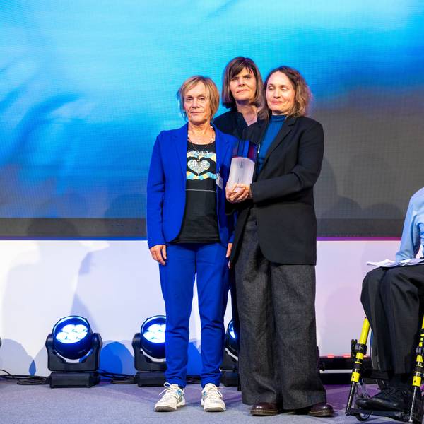 Laudator Michael Dusy mit Tina Sander, Ute Berger und Eva-Maria Thoms bei der Wirtschaftsnacht Rheinland.