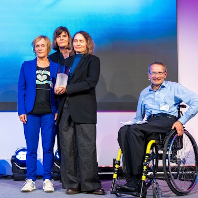 Laudator Michael Dusy mit Tina Sander, Ute Berger und Eva-Maria Thoms bei der Wirtschaftsnacht Rheinland.