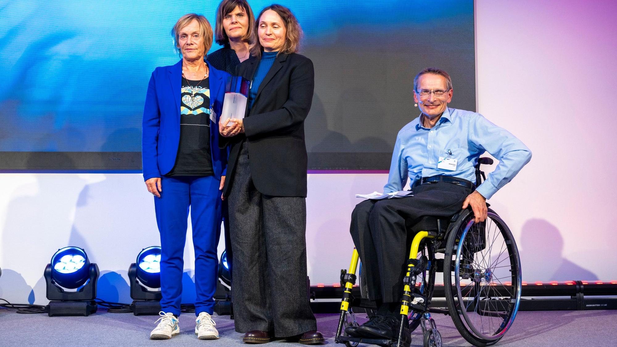 Laudator Michael Dusy mit Tina Sander, Ute Berger und Eva-Maria Thoms bei der Wirtschaftsnacht Rheinland.