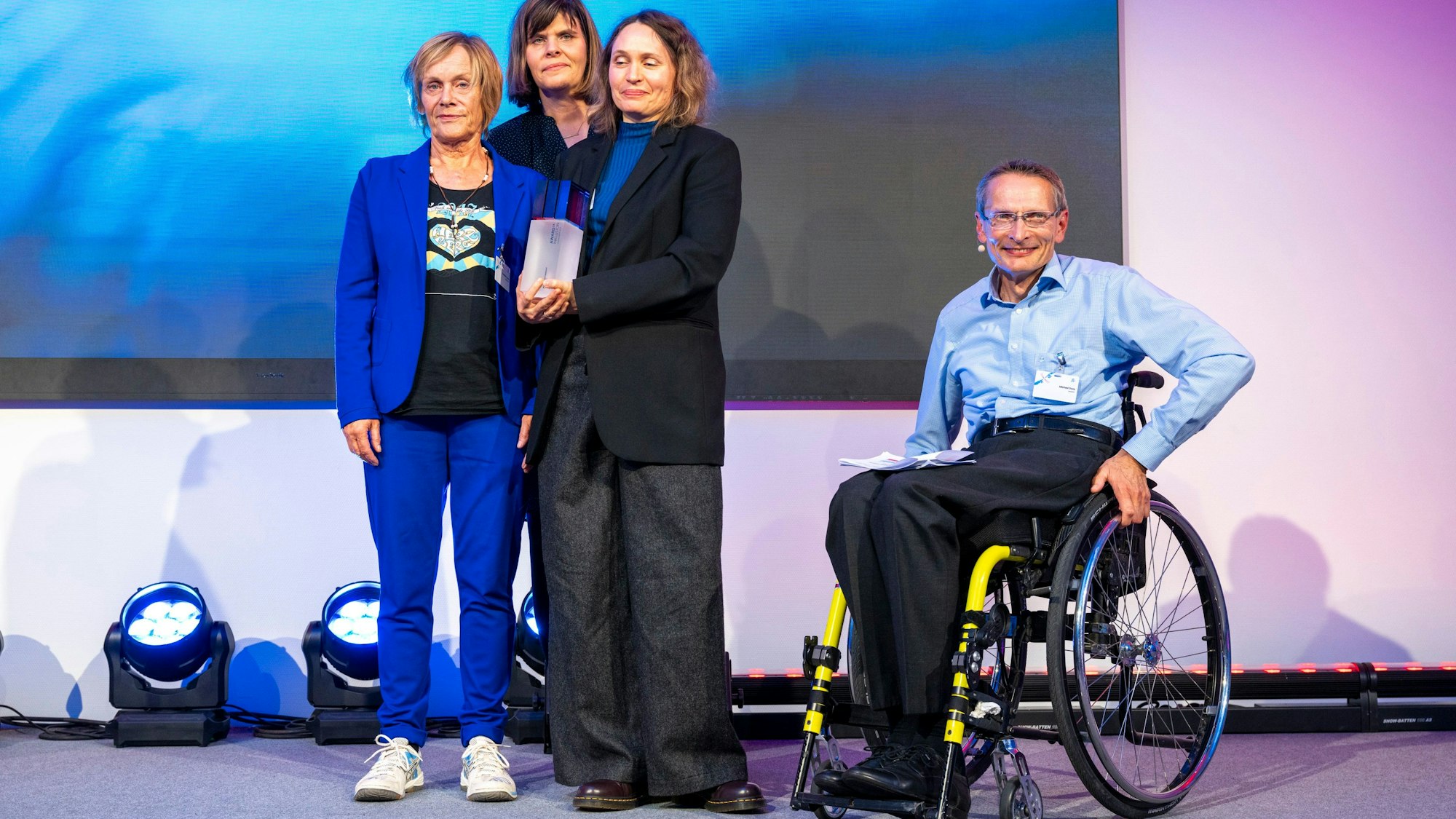 Laudator Michael Dusy mit Tina Sander, Ute Berger und Eva-Maria Thoms bei der Wirtschaftsnacht Rheinland.