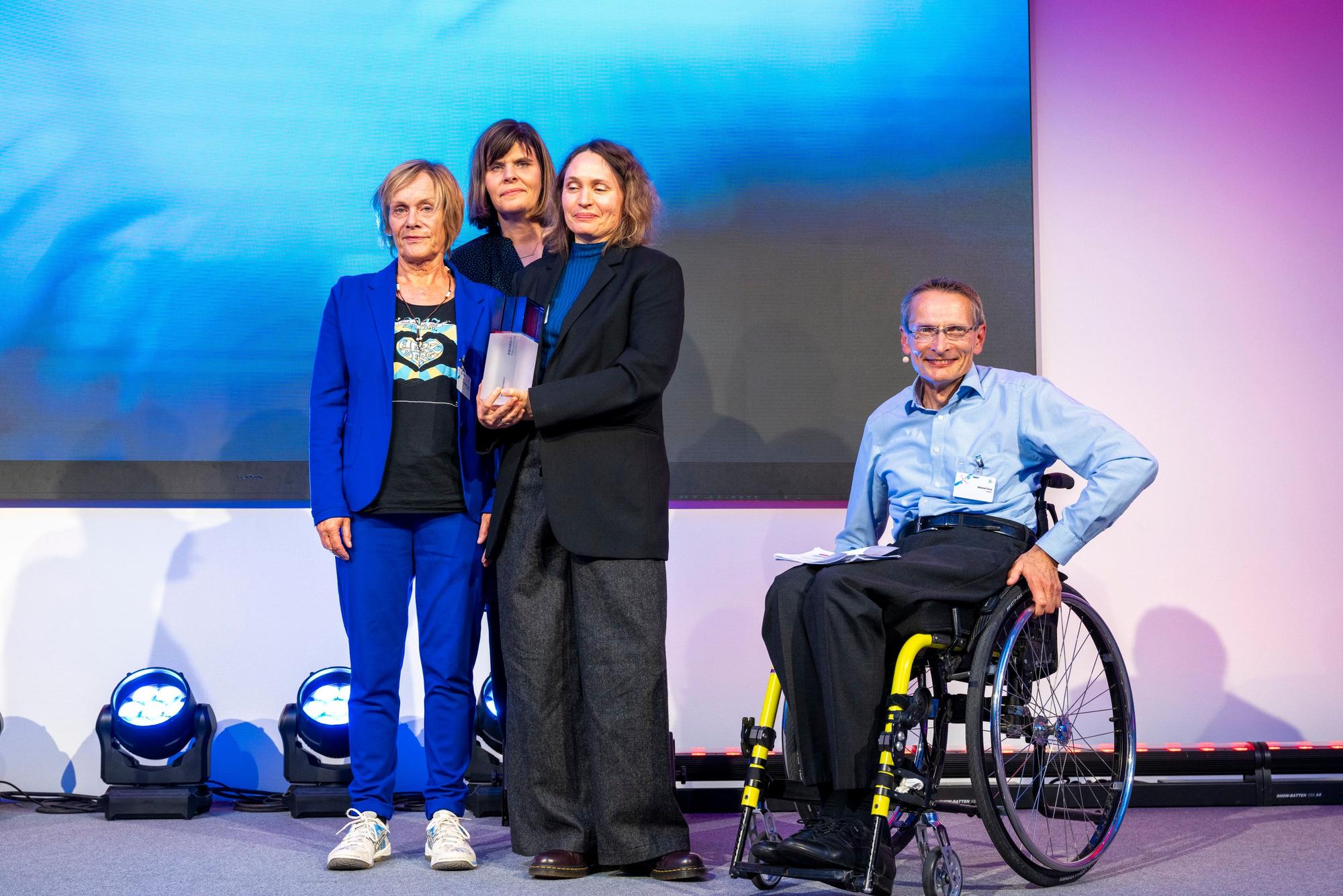 29.10.2024, Köln: WIRTSCHAFTSPREIS RHEINLAND | Kategorie 5: Sonderpreis Inklusion - Gewinner: mittendrin e.V.
Laudator: Michael Dusy, Senior Manager Special Project bei Shell AG
Empfänger: Tina Sander, Projektleitung und Ute Berger, Community Aufbau und Eva-Maria Thoms, 1. Vorsitzende
. Wirtschaftsnacht Rheinland 2024. Foto: Uwe Weiser