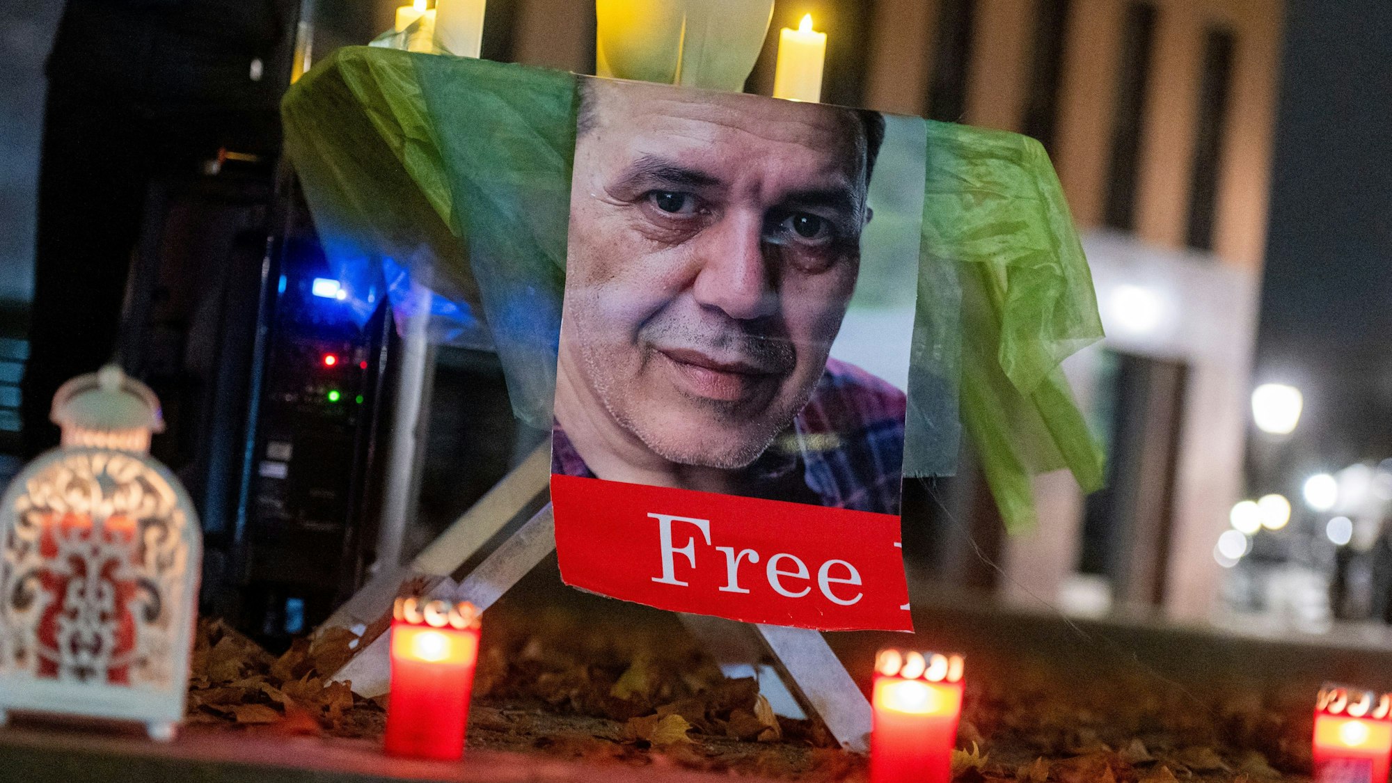 28.10.2024, Berlin: Auf einem Foto bei einer Kundgebung vor dem Auswärtigen Amt ist der Deutsch-Iraner Djamshid Sharmahd zu sehen, der im Iran hingerichtet wurde. Trotz internationaler Kritik an dem Todesurteil ist der Doppelstaatsbürger wegen Terrorvorwürfen hingerichtet worden.