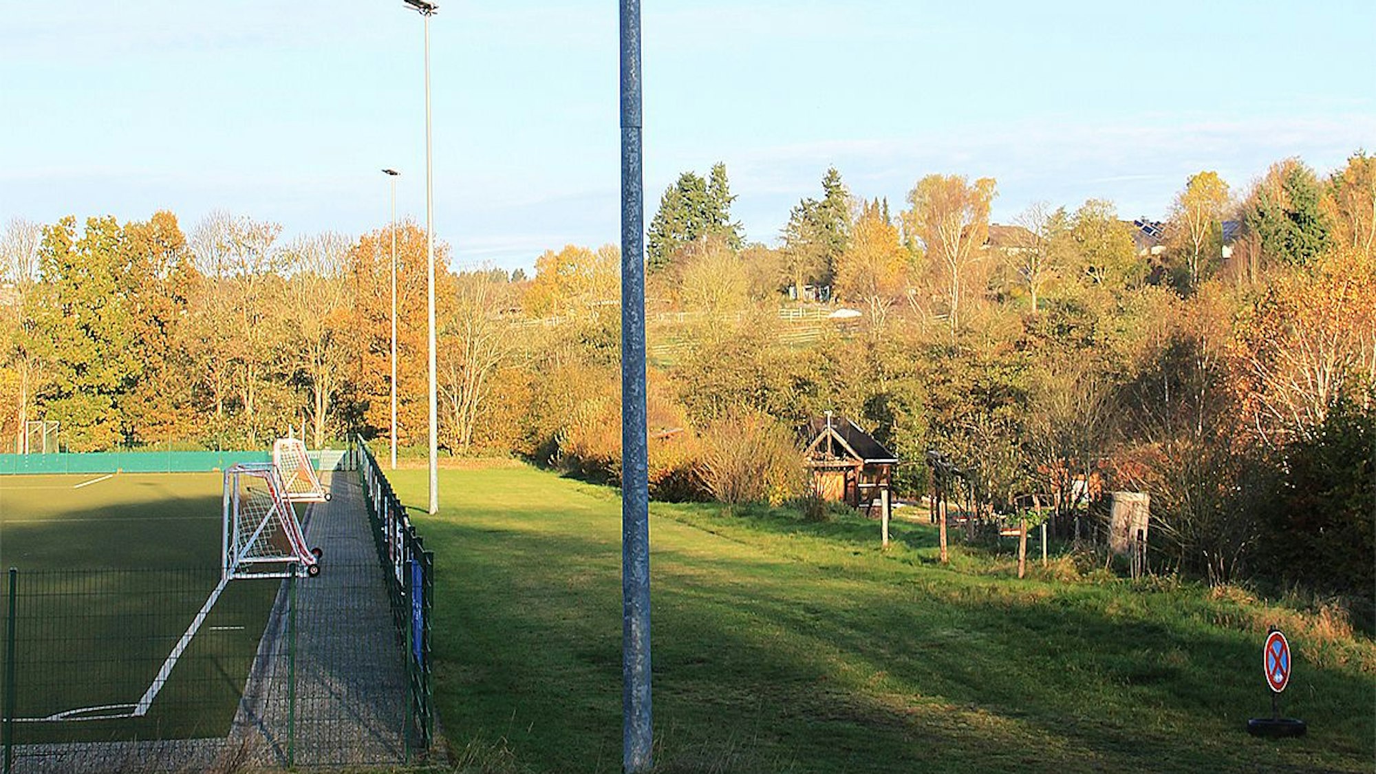 Auf der linken Seite ist ein Teil des Sportplatzes in Schmidtheim zu sehen, rechts eine Wiese, die von einigen als mögliche Parkfläche ins Auge gefasst worden war.