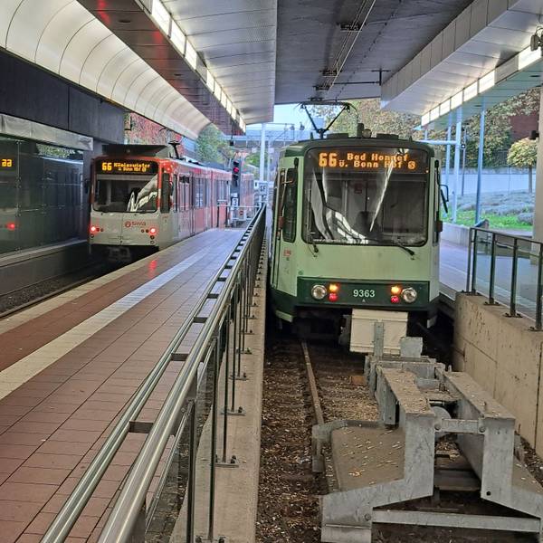 Zwei Züge der Stadtbahnlinie 66 stehen an der Endhaltestelle im Bahnhof Siegburg/Bonn.