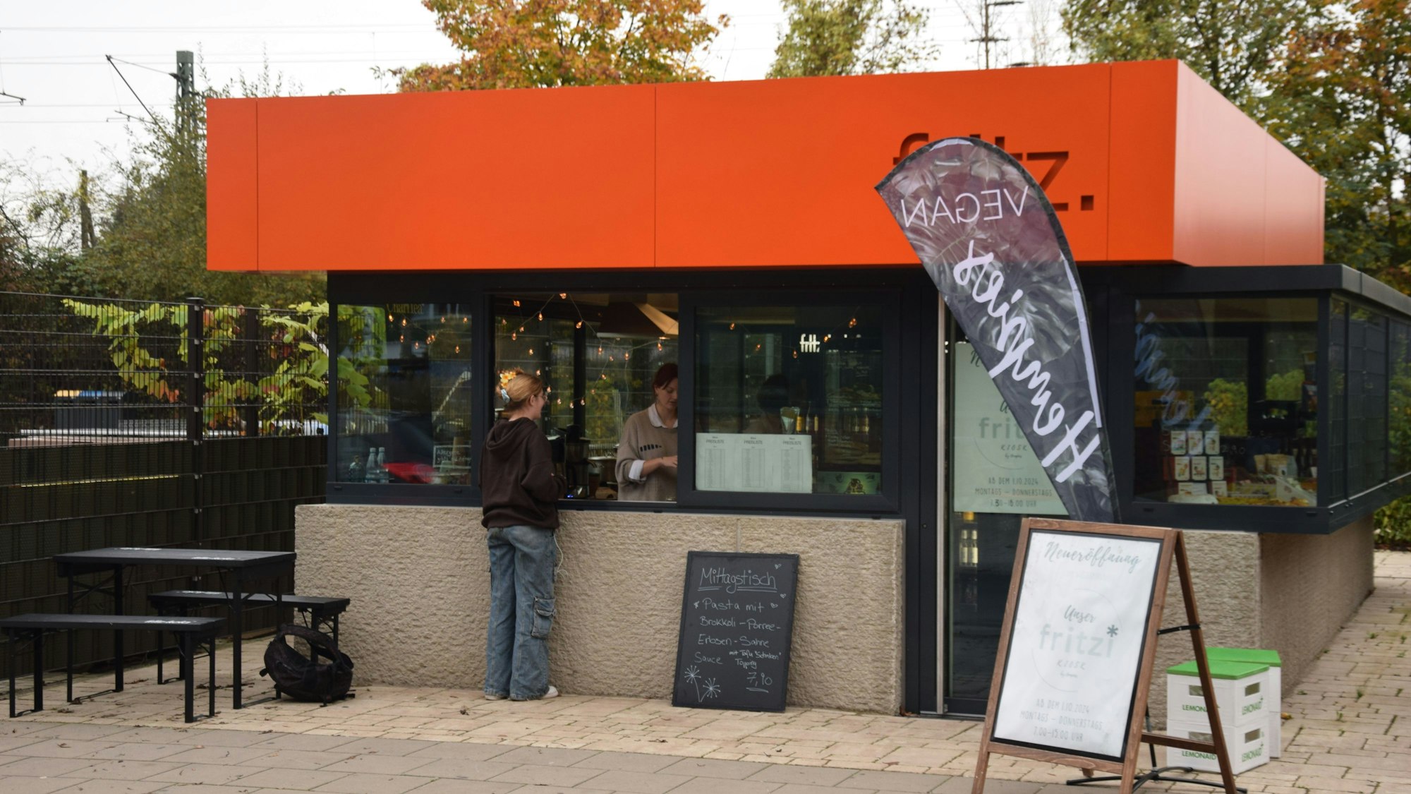 Ronja Hemmersbach (links) und Josephine Marl am veganen Kiosk „Fritzi*“ in Vogelsang.