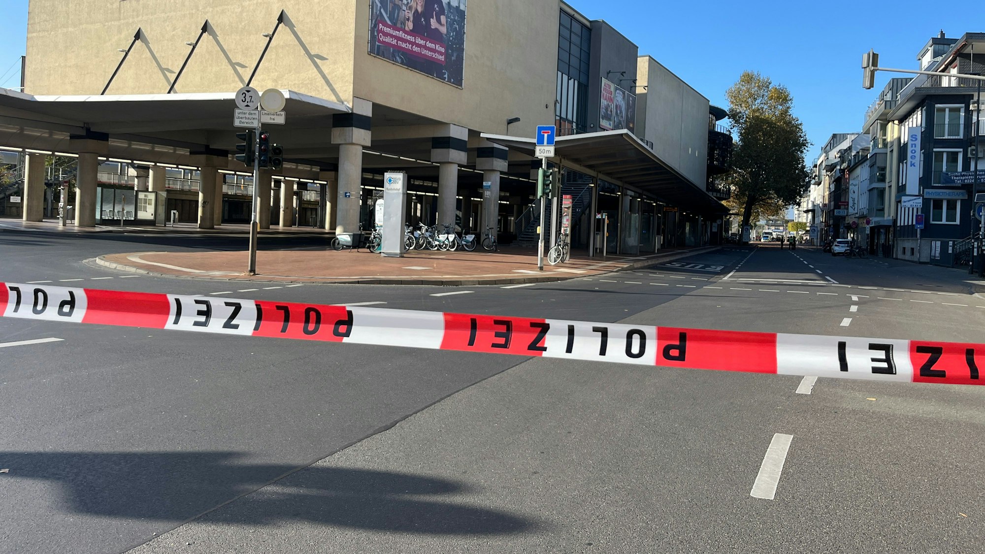 Ein rot-weißes Flatterband hängt vor einem Bahnhofsgebäude.