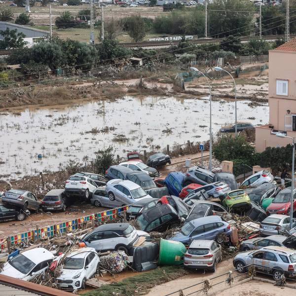 Spanien, Valencia: Dutzende von Fahrzeugen stauten sich nach dem verheerenden Unwetter im Stadtviertel Torre.
