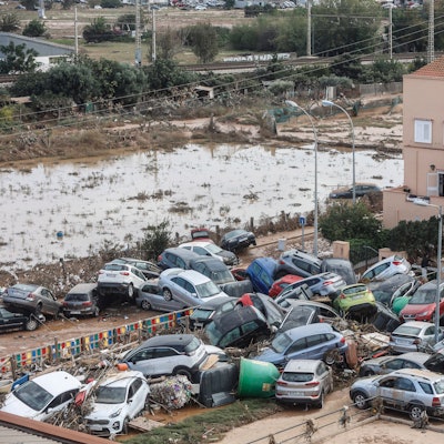 Spanien, Valencia: Dutzende von Fahrzeugen stauten sich nach dem verheerenden Unwetter im Stadtviertel Torre.
