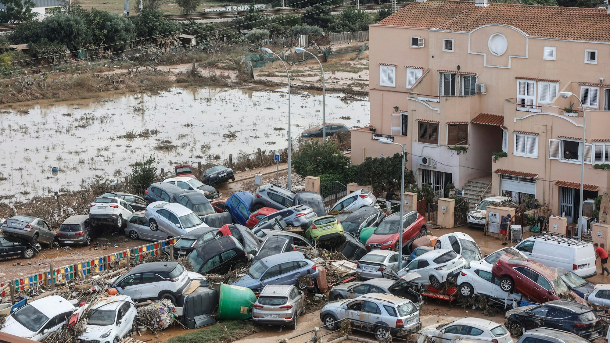 Spanien, Valencia: Dutzende von Fahrzeugen stauten sich nach dem verheerenden Unwetter im Stadtviertel Torre.