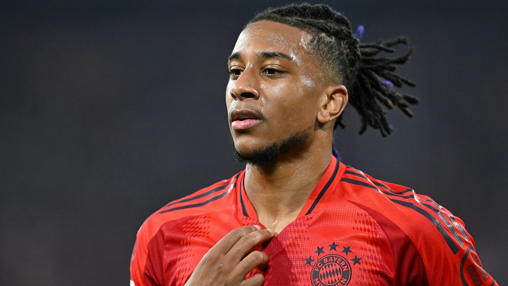 Michael Olise: Der Offensivspieler des FC Bayern ließ sich in Mainz von Fans provozieren und ließ sich zu einer herablassenden Geste hinreißen.