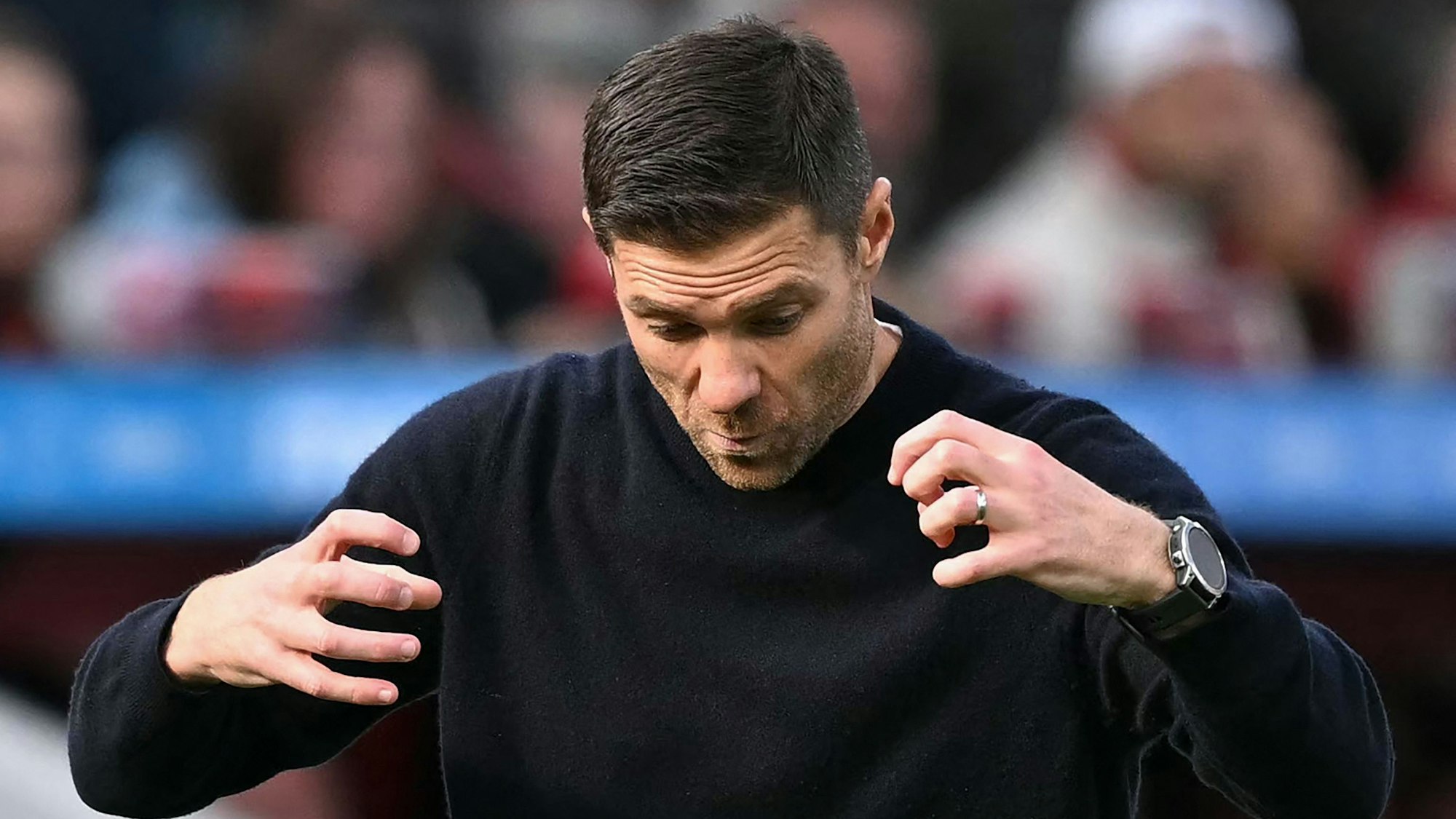 Bayer Leverkusens Trainer Xabi Alonso beim Spiel gegen Kiel.