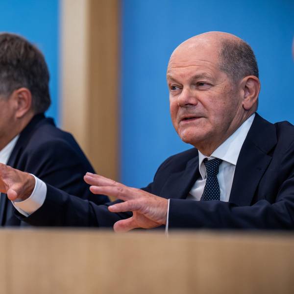 05.07.2024, Berlin: Bundeskanzler Olaf Scholz (SPD, r-l), Robert Habeck (Bündnis 90/Die Grünen), Bundesminister für Wirtschaft und Klimaschutz, und Christian Lindner (FDP), Bundesminister der Finanzen, nehmen an einer Pressekonferenz zum Haushaltsplan 2025 teil.