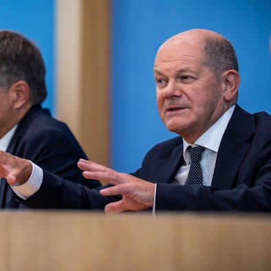 05.07.2024, Berlin: Bundeskanzler Olaf Scholz (SPD, r-l), Robert Habeck (Bündnis 90/Die Grünen), Bundesminister für Wirtschaft und Klimaschutz, und Christian Lindner (FDP), Bundesminister der Finanzen, nehmen an einer Pressekonferenz zum Haushaltsplan 2025 teil.