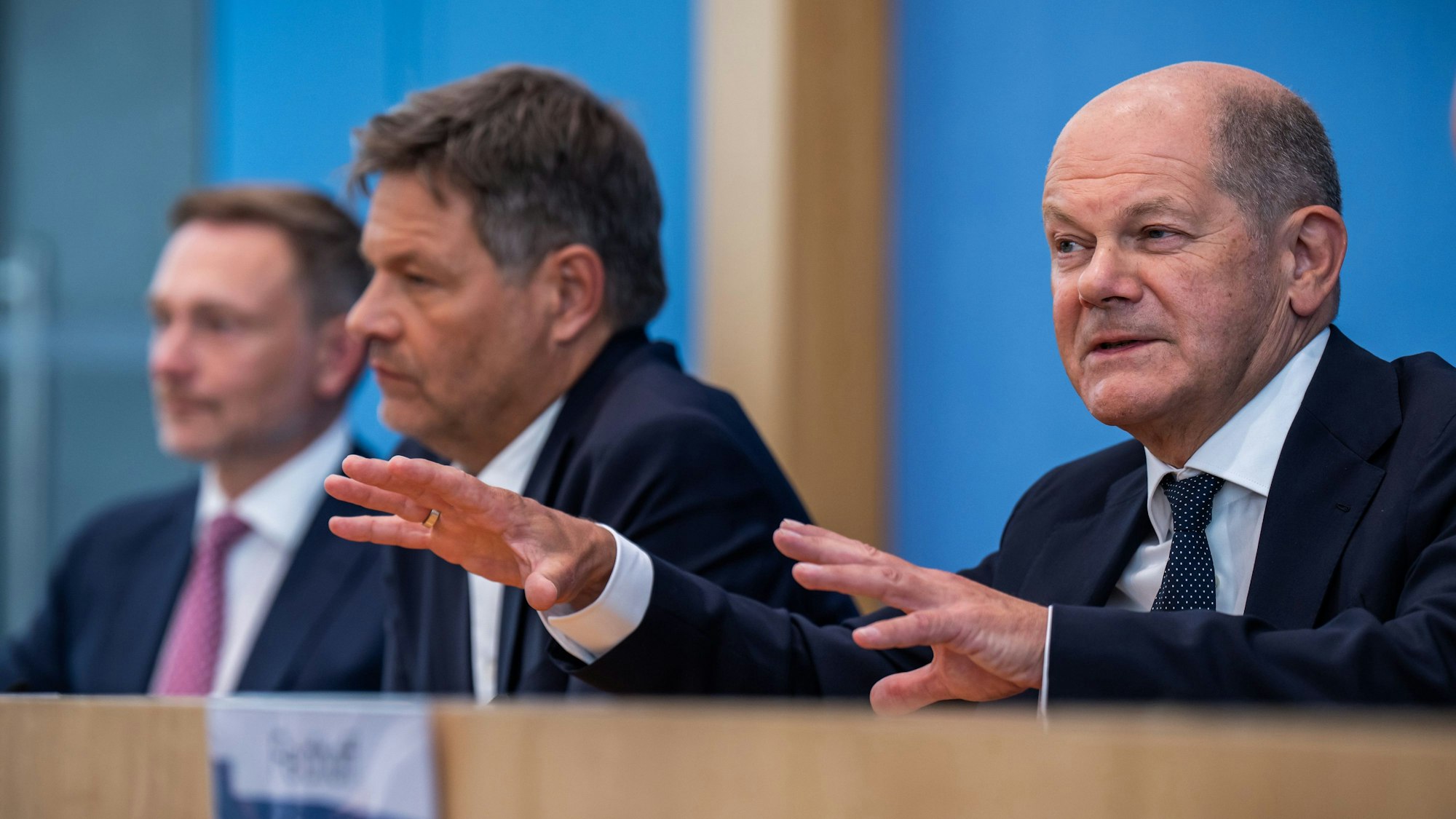 05.07.2024, Berlin: Bundeskanzler Olaf Scholz (SPD, r-l), Robert Habeck (Bündnis 90/Die Grünen), Bundesminister für Wirtschaft und Klimaschutz, und Christian Lindner (FDP), Bundesminister der Finanzen, nehmen an einer Pressekonferenz zum Haushaltsplan 2025 teil.
