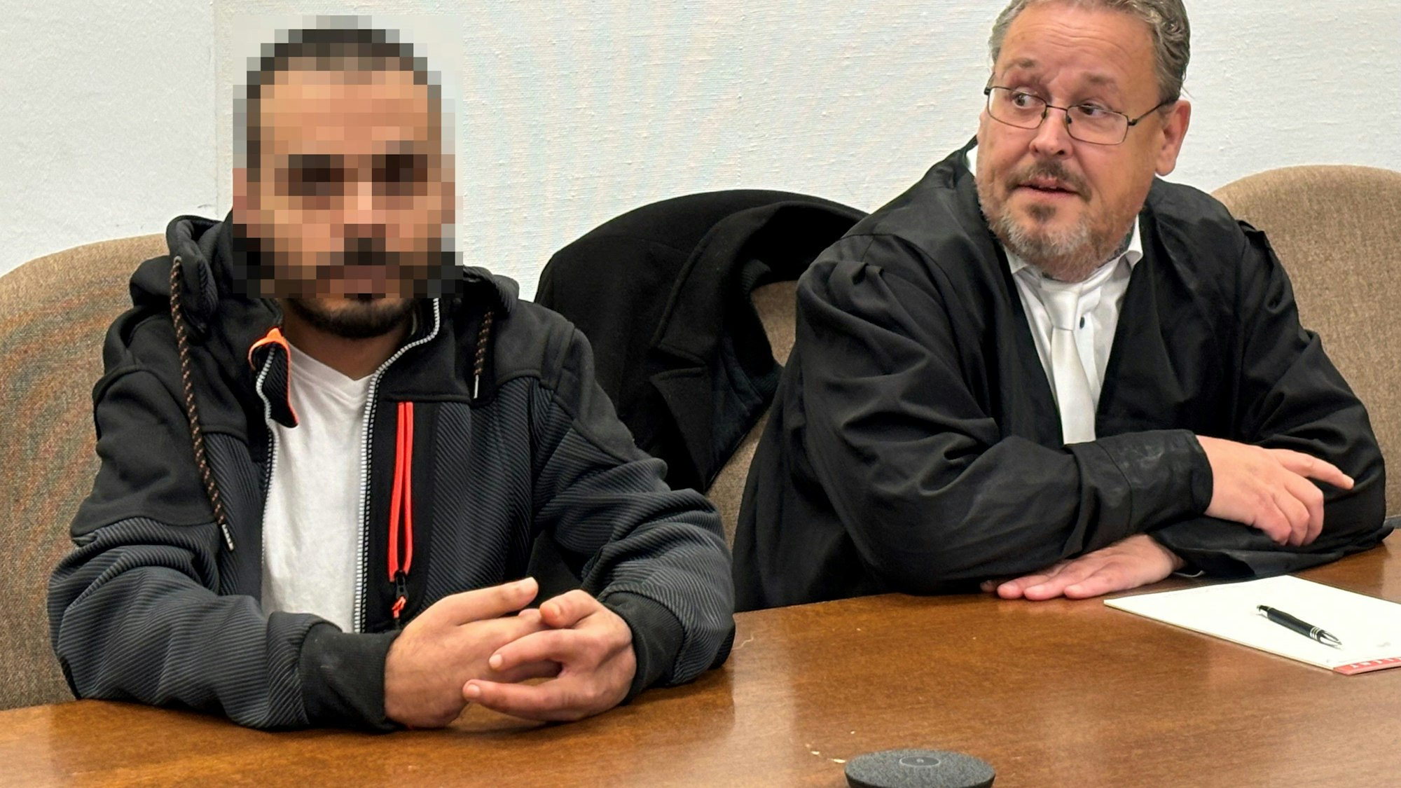 Der Messerangreifer auf der Anklagebank.