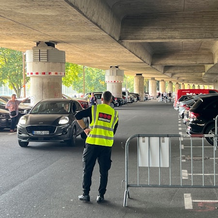 Parkende Autos beim Heimspiel unter der Stelze, viele der VIPS, die dort parken dürfen, kommen aus Leverkusen.