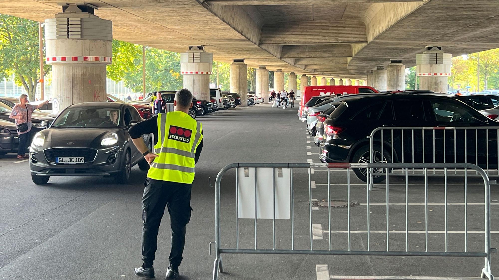 Parkende Autos beim Heimspiel unter der Stelze, viele der VIPS, die dort parken dürfen, kommen aus Leverkusen.