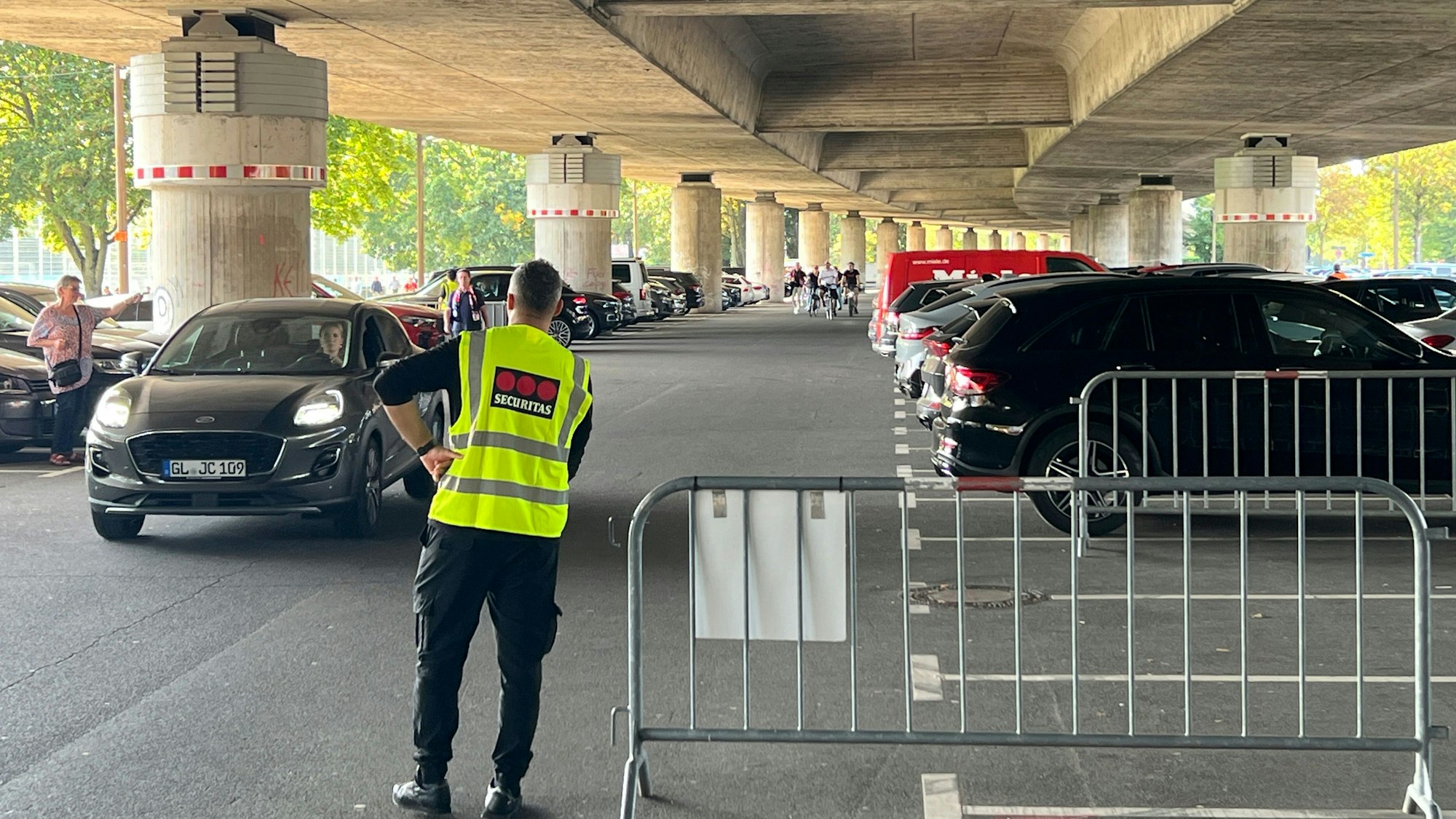Parkende Autos beim Heimspiel unter der Stelze, viele der VIPS, die dort parken dürfen, kommen aus Leverkusen.