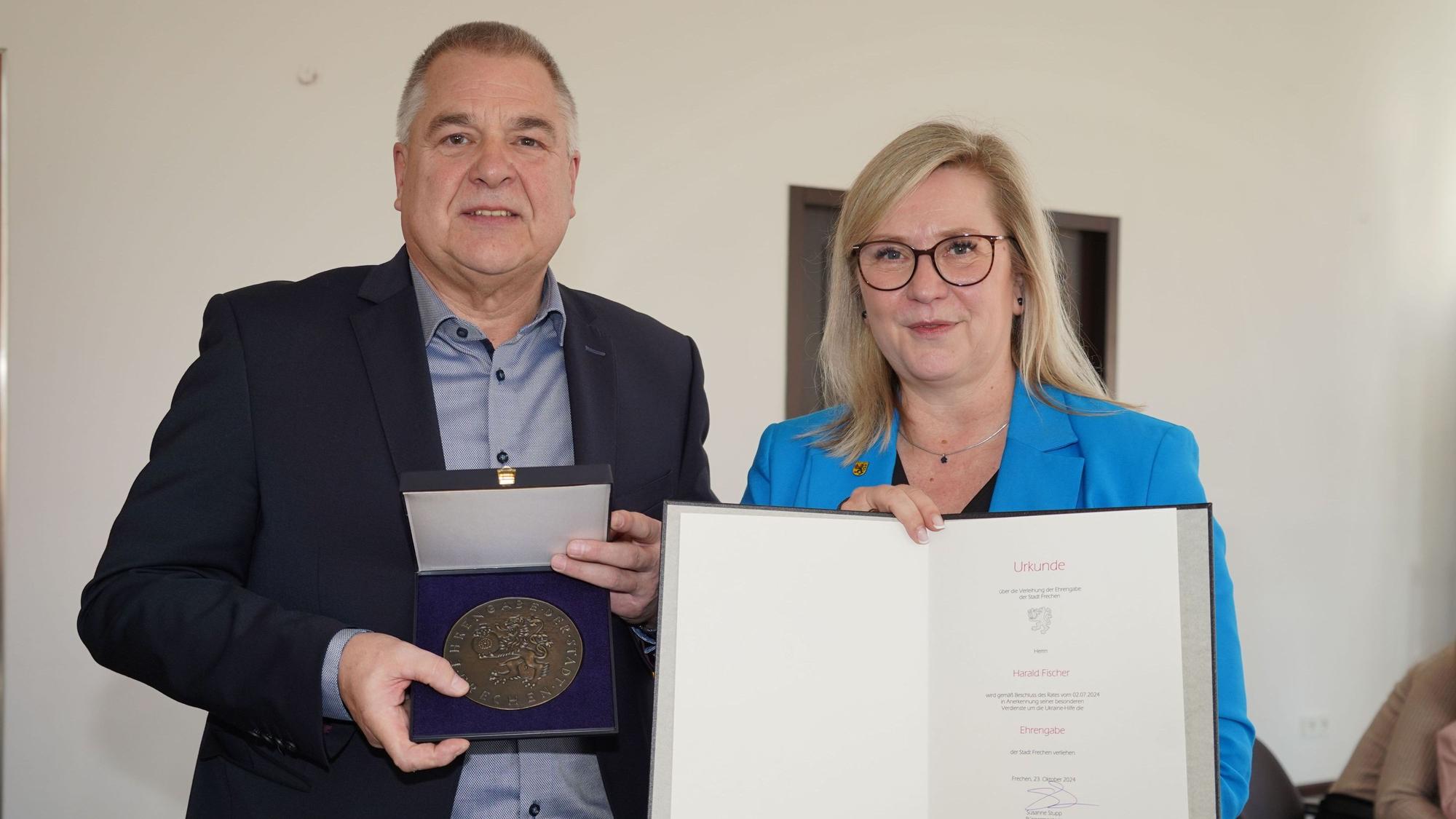 Auf dem Bild ist der ausgezeichnete Harald Fischer mit der Bürgermeisterin der Stadt Frechen zu sehen.