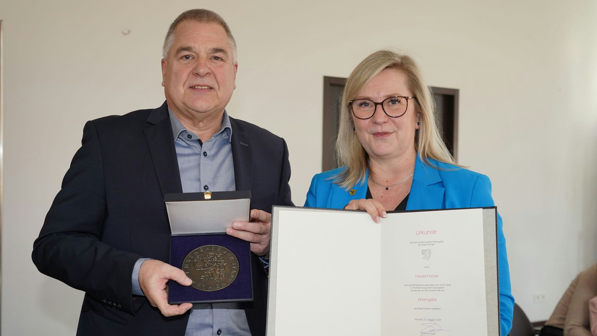 Auf dem Bild ist der ausgezeichnete Harald Fischer mit der Bürgermeisterin der Stadt Frechen zu sehen.