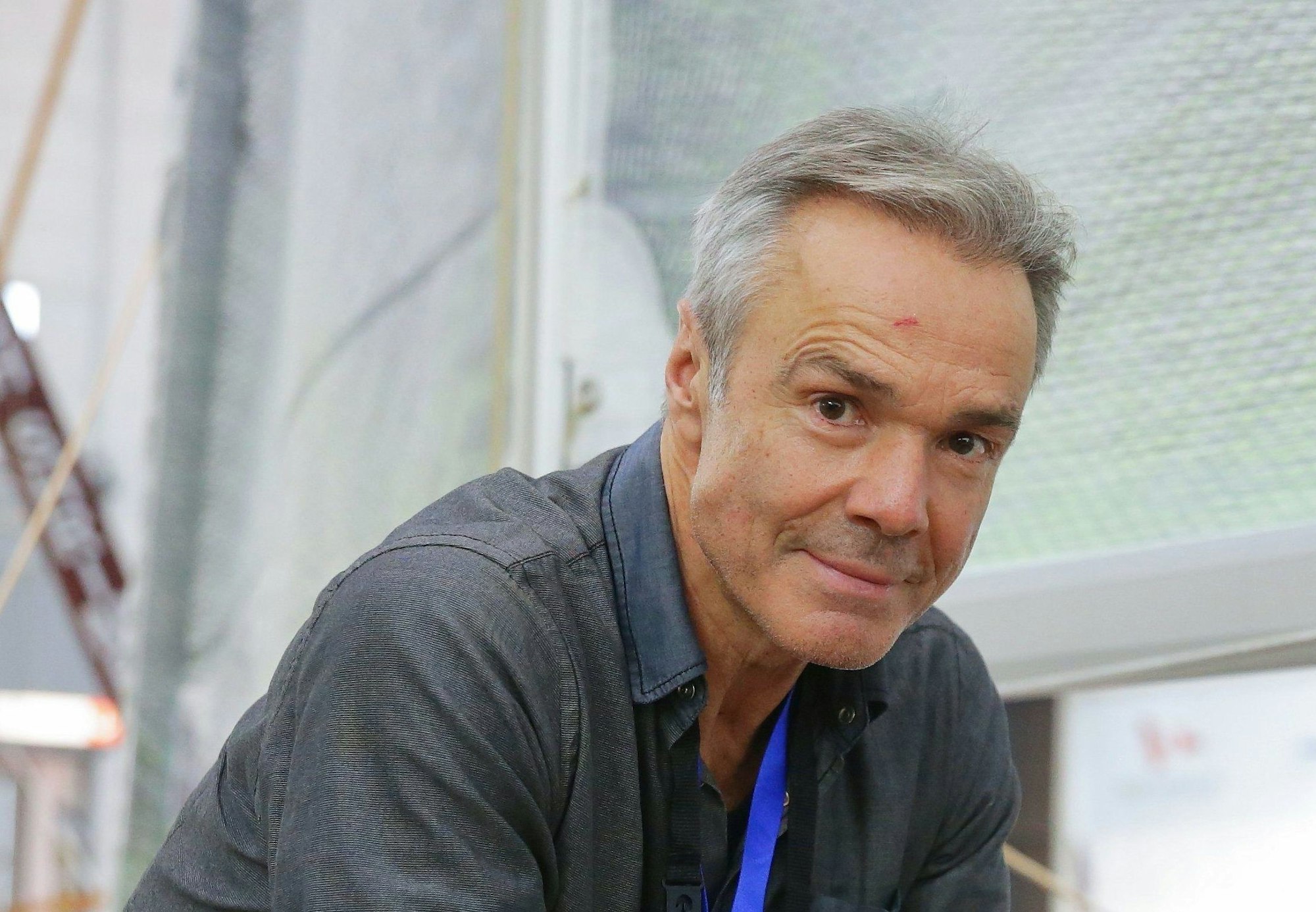 19.01.2020, Nordrhein-Westfalen, Düsseldorf: Hannes Jaenicke, Schauspieler, sitzt im Rahmen einer Pressekonferenz auf einem Boot.