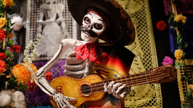 Beim "Dia de los Muertos" im Rautenstrauch-Joest-Museum
wurde der Altar mit einem Skelett und Blumen geschmückt.
