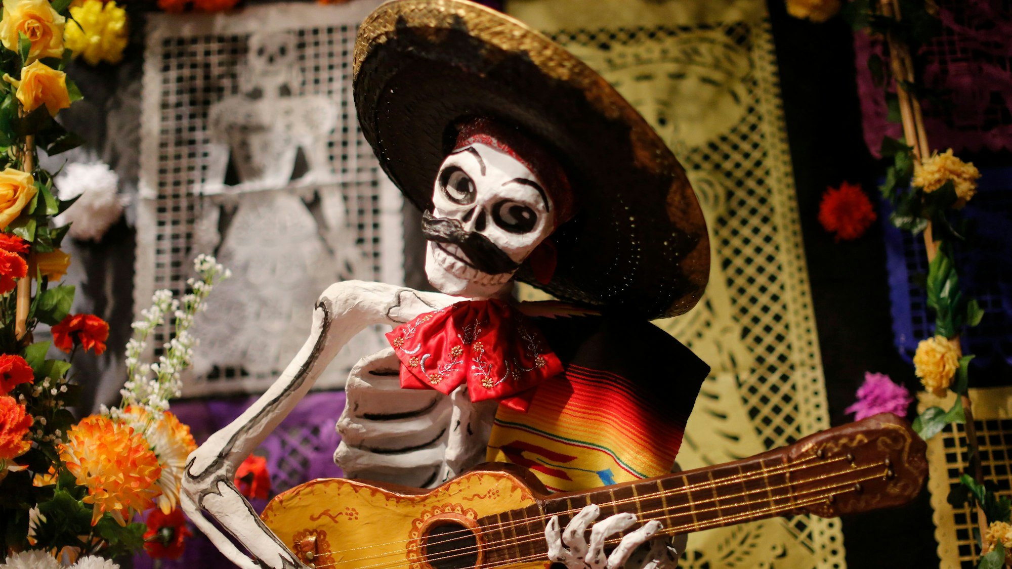 Beim "Dia de los Muertos" im Rautenstrauch-Joest-Museum
wurde der Altar mit einem Skelett und Blumen geschmückt.