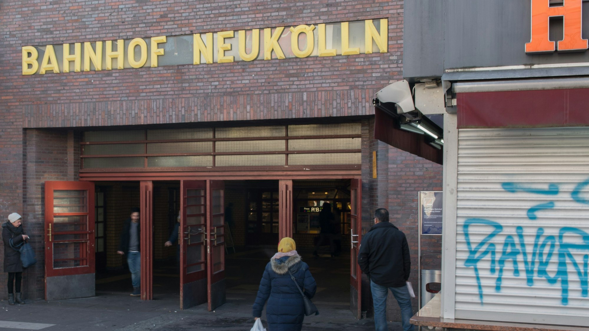 Eingang zum Bahnhof Neukölln in Berlin.