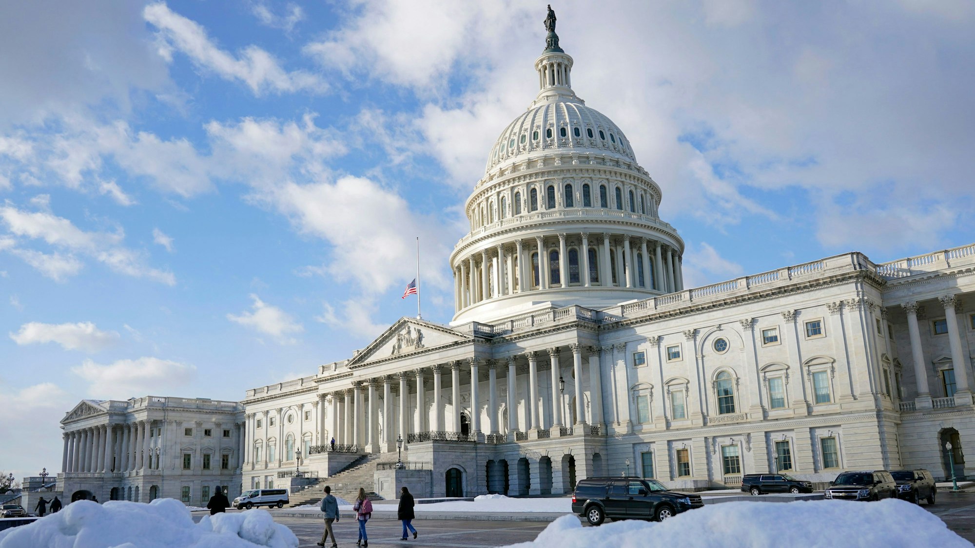 Menschen gehen vor dem US-Kapitol spazieren.