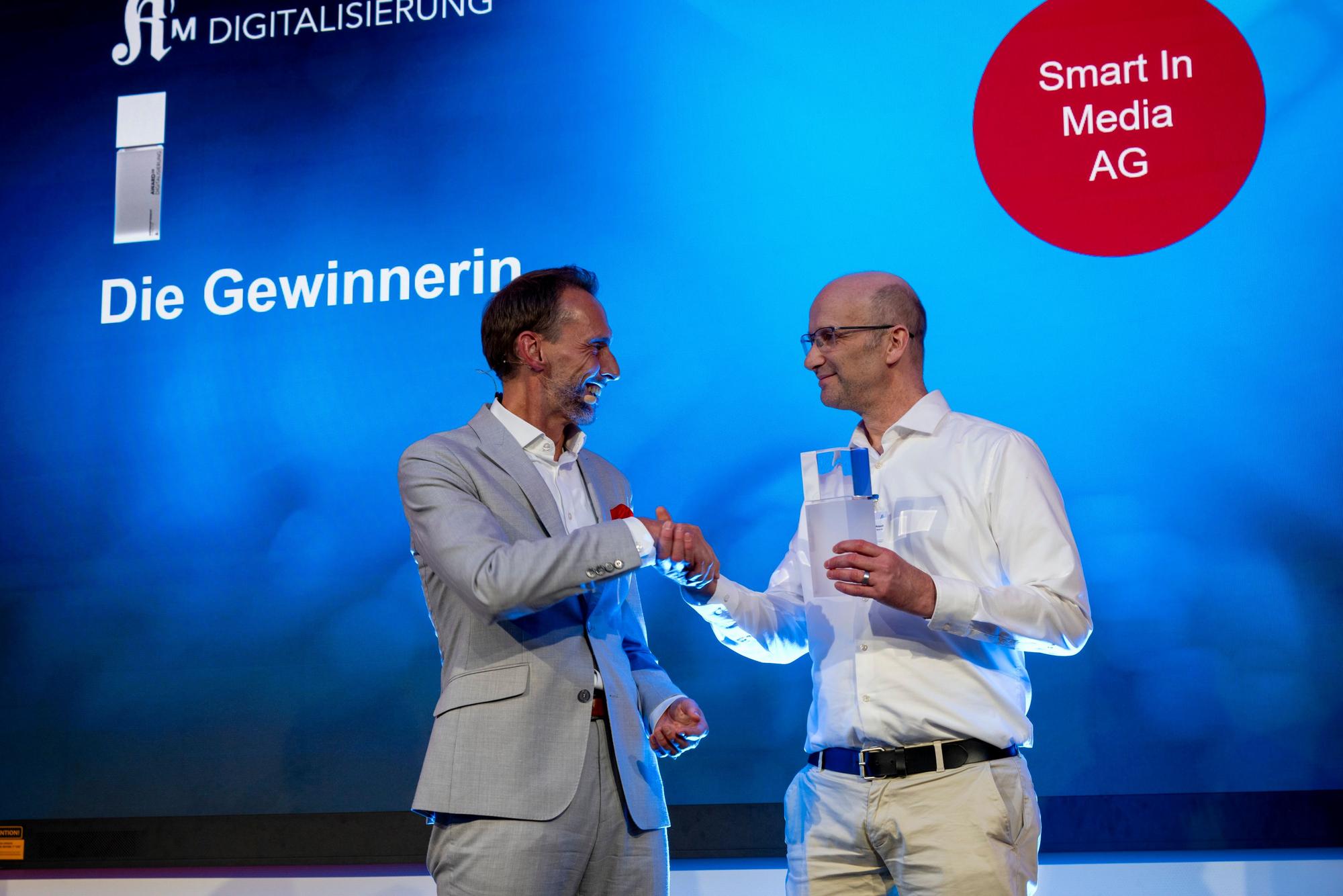 29.10.2024, Köln: WIRTSCHAFTSPREIS RHEINLAND | Kategorie 3: Digitalisierung - Finalisten: Ticket i/O / DeepSkill GmbH
Gewinnerin: Smart In Media AG
Laudator: Dr. Manfred Janssen, GF KölnBusiness
Empfänger: Corina Turner, Head of Marketing und Martin Weihrauch, Mitglied Managing Bord
. Wirtschaftsnacht Rheinland 2024. Foto: Uwe Weiser