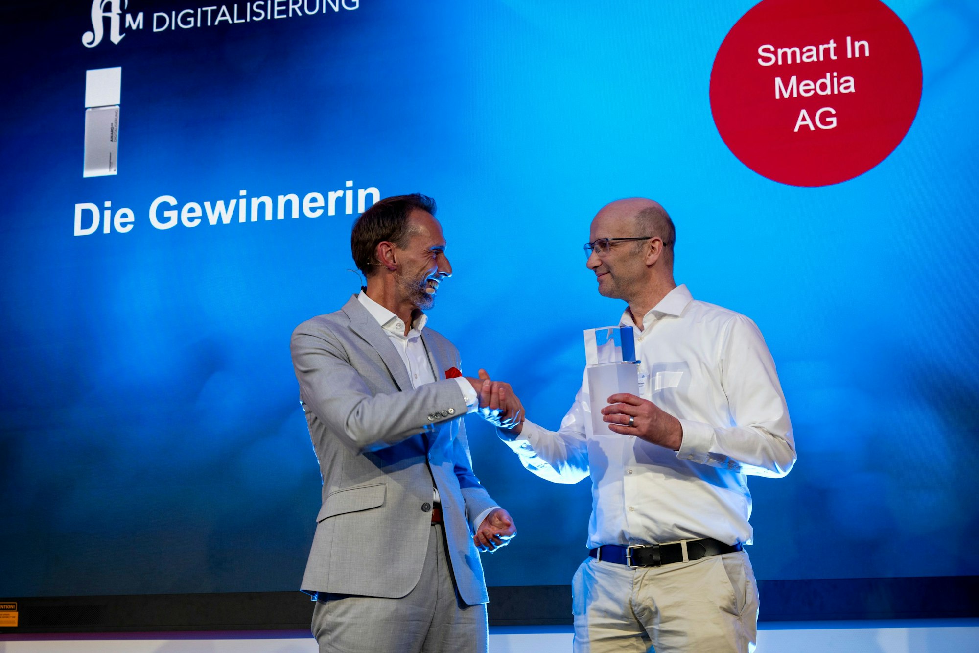 29.10.2024, Köln: WIRTSCHAFTSPREIS RHEINLAND | Kategorie 3: Digitalisierung - Finalisten: Ticket i/O / DeepSkill GmbH
Gewinnerin: Smart In Media AG
Laudator: Dr. Manfred Janssen, GF KölnBusiness
Empfänger: Corina Turner, Head of Marketing und Martin Weihrauch, Mitglied Managing Bord
. Wirtschaftsnacht Rheinland 2024. Foto: Uwe Weiser